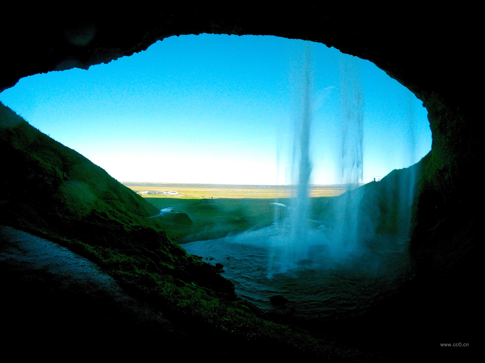 瀑布下的潭水图片