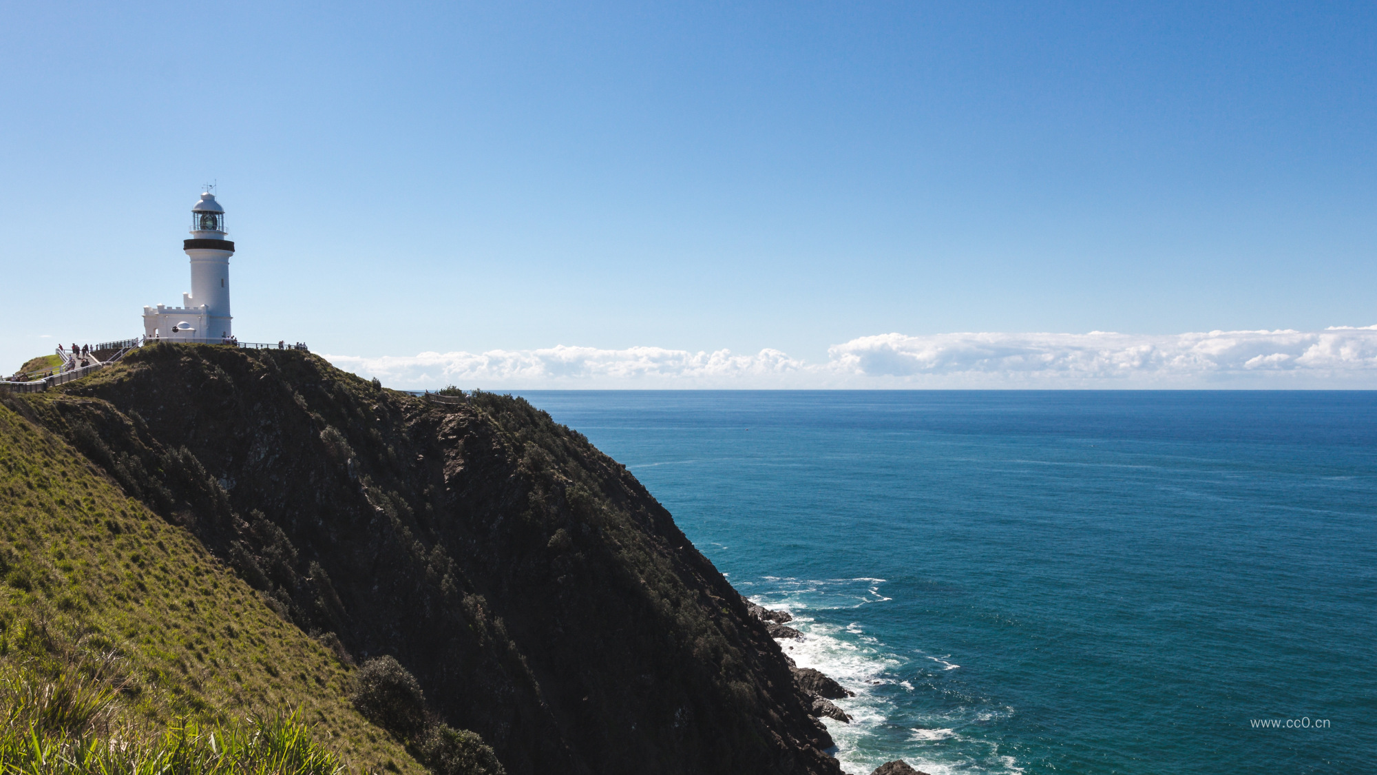 海岸山上的灯塔图片
