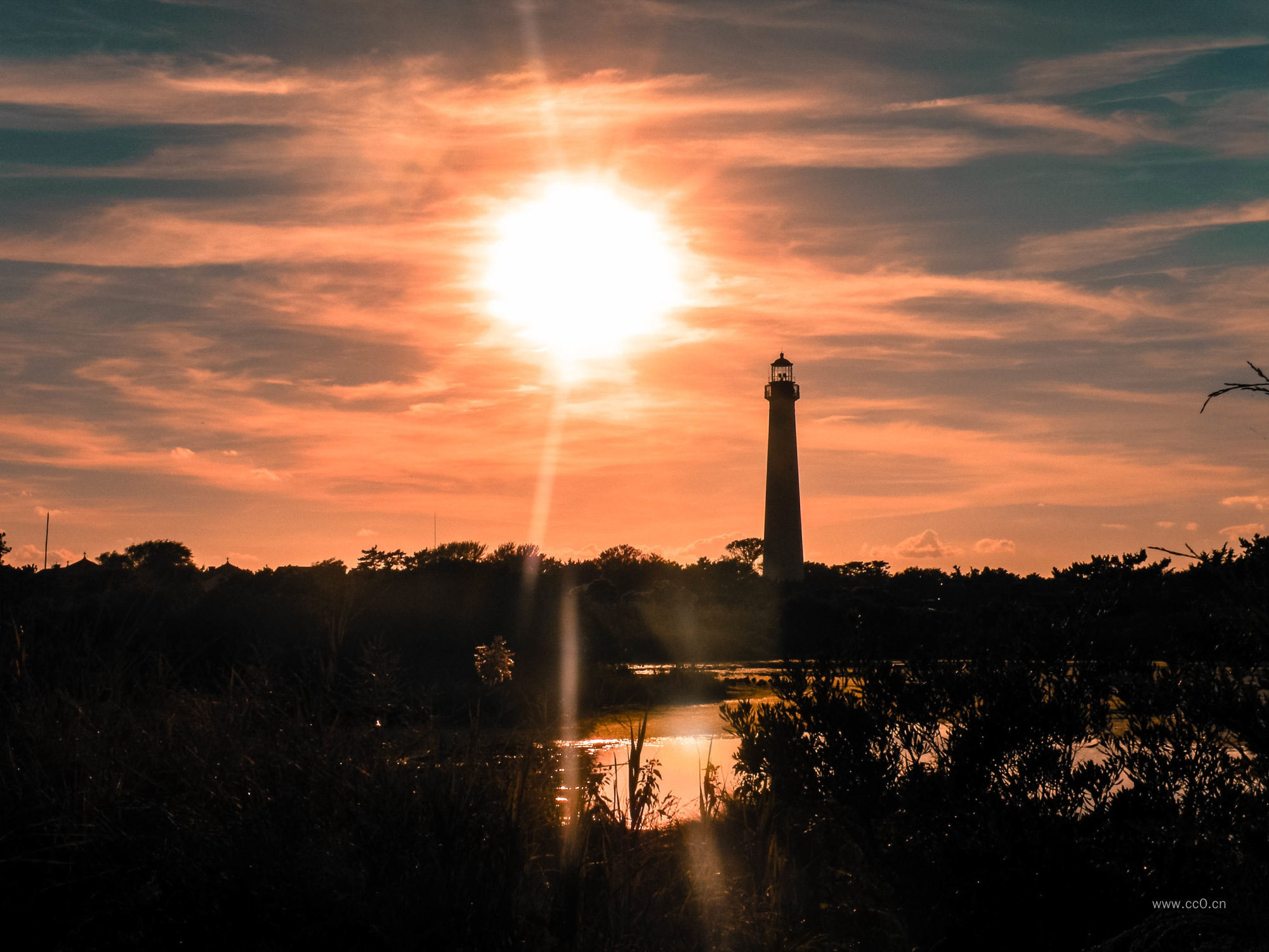 黄昏的太阳与灯塔图片