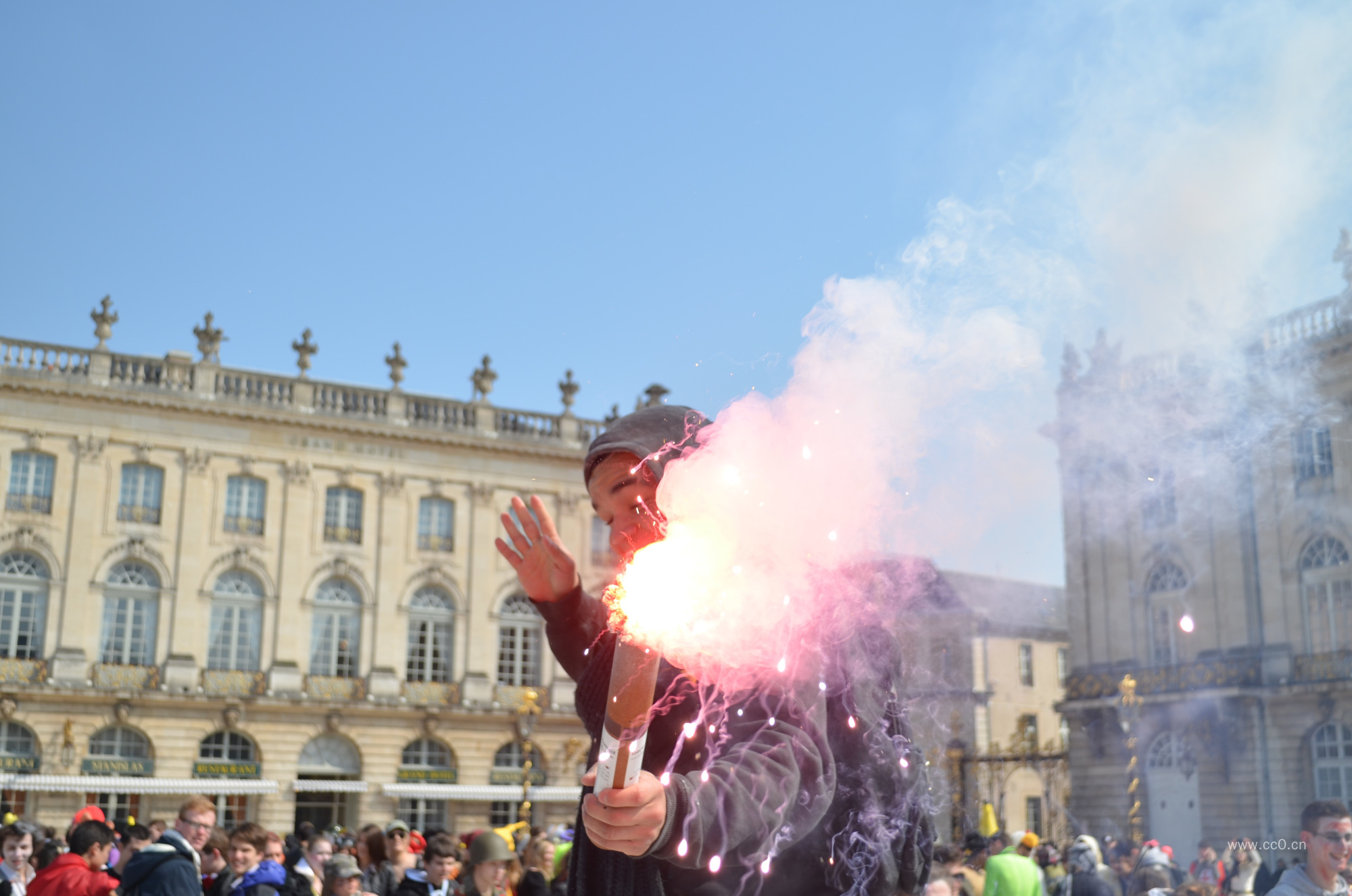 手拿烟花的人物