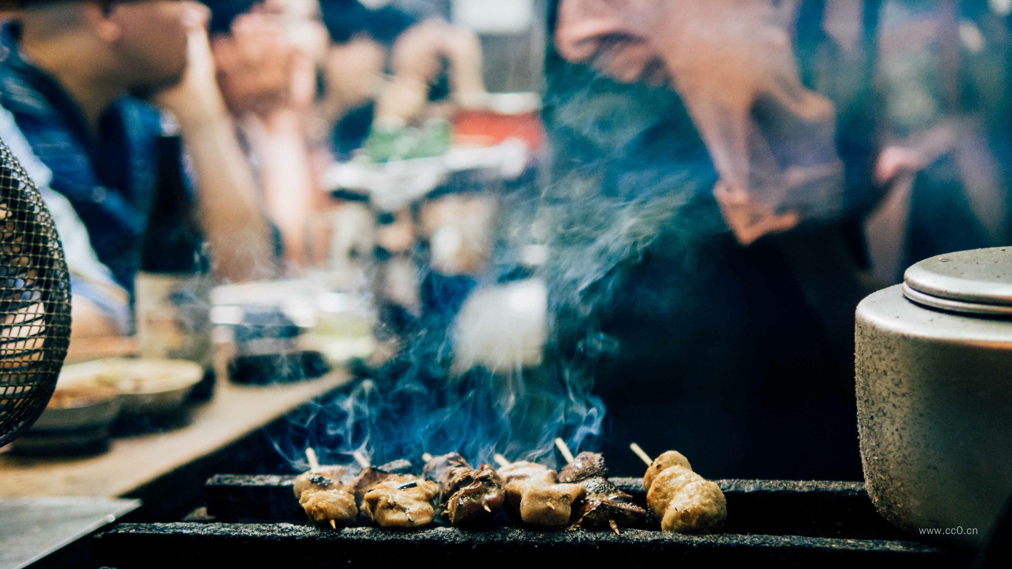 夜晚的烧烤店图片