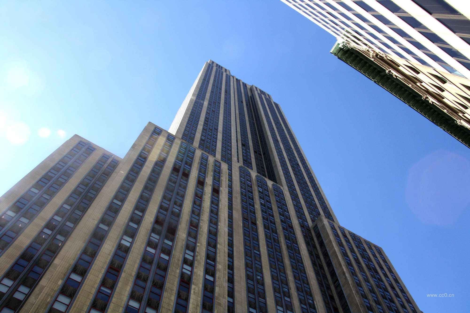 仰视城市高楼建筑