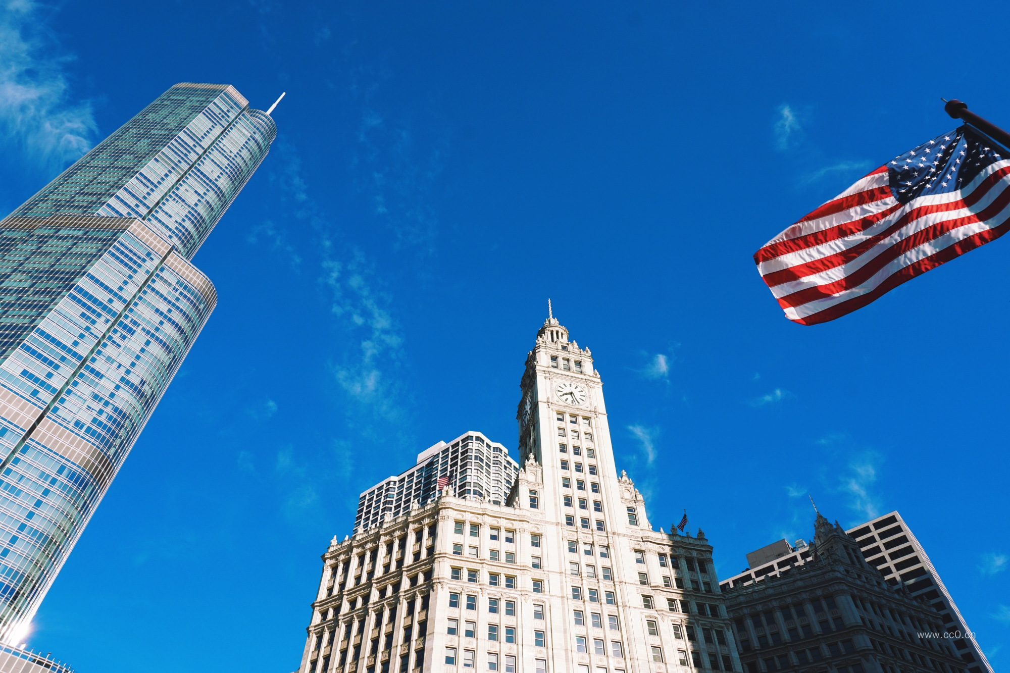 美国国旗与现代高楼建筑图片