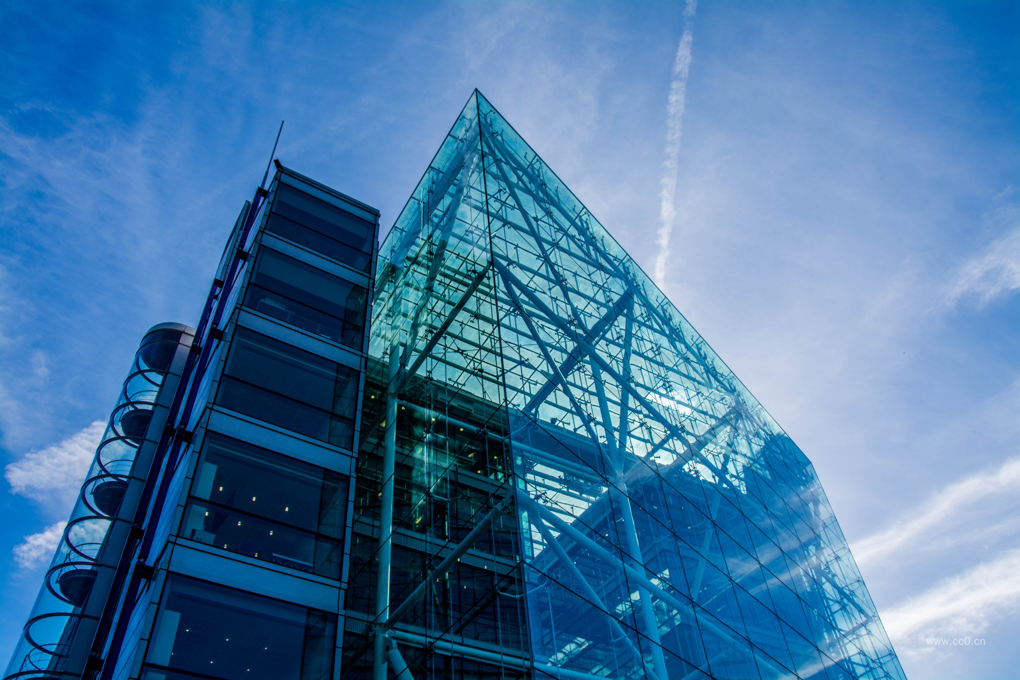 蓝天天空下的玻璃建筑