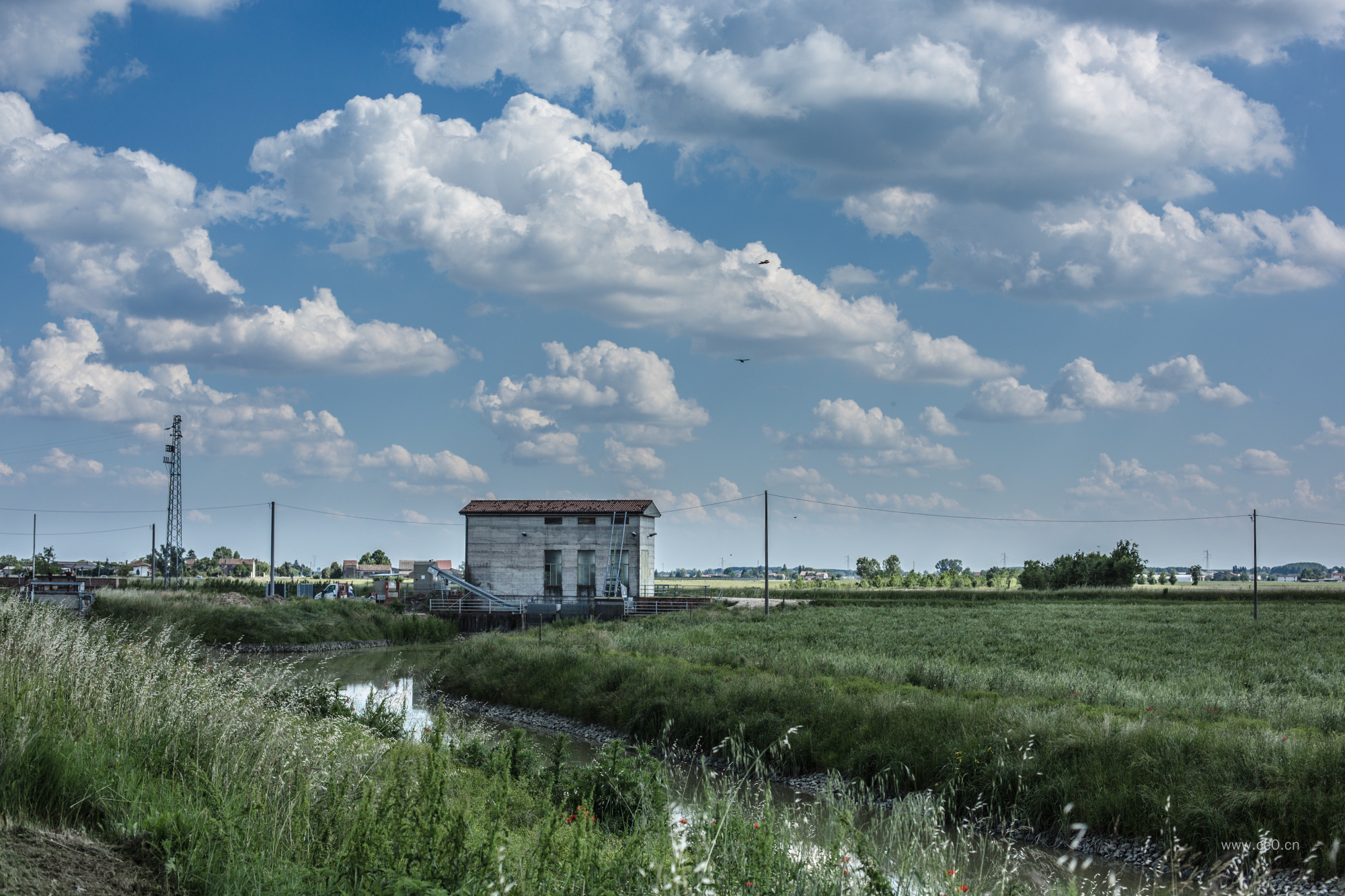 天空云朵与草地风景图片