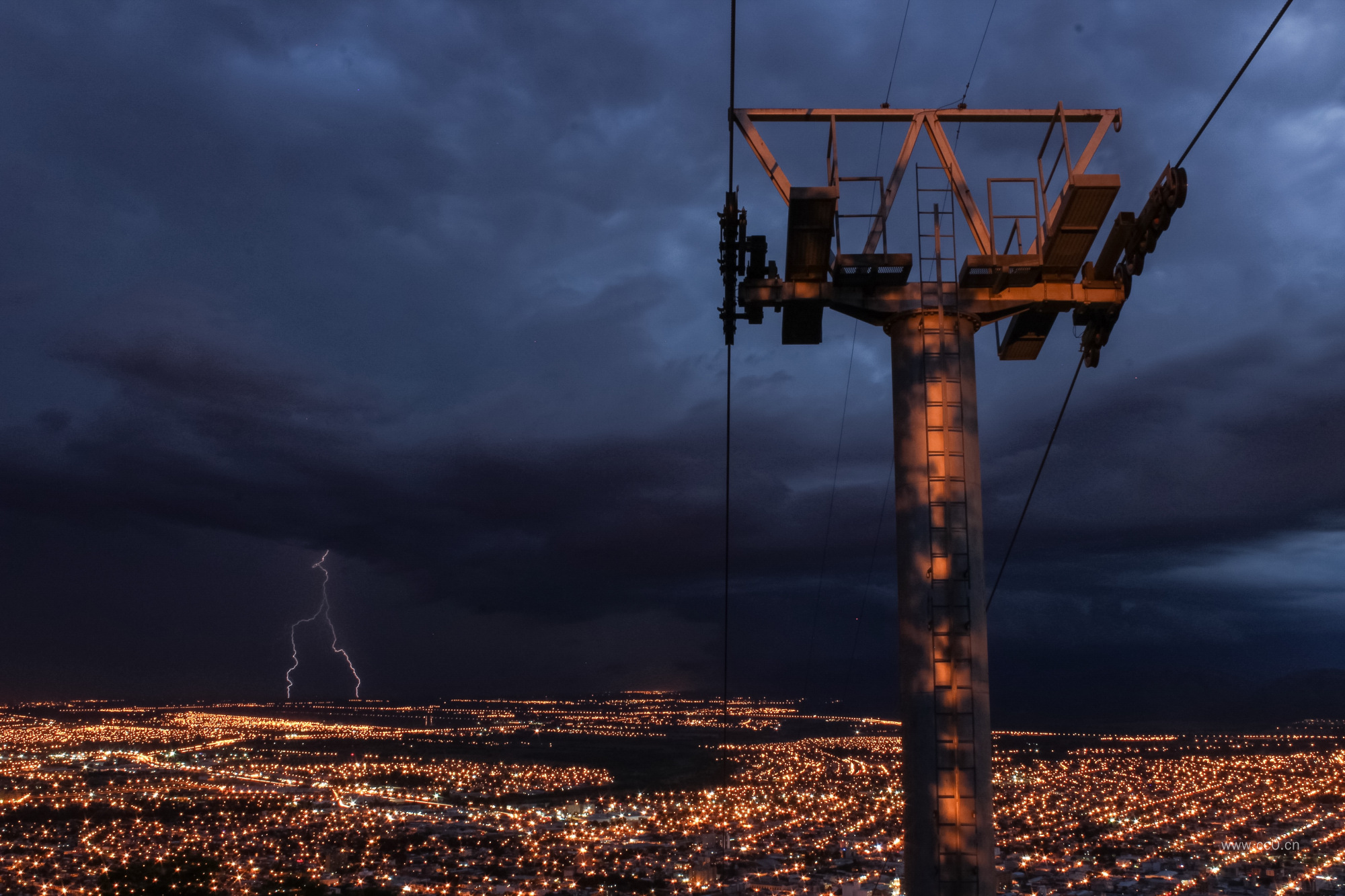 万家灯火与闪电及电线杆图片