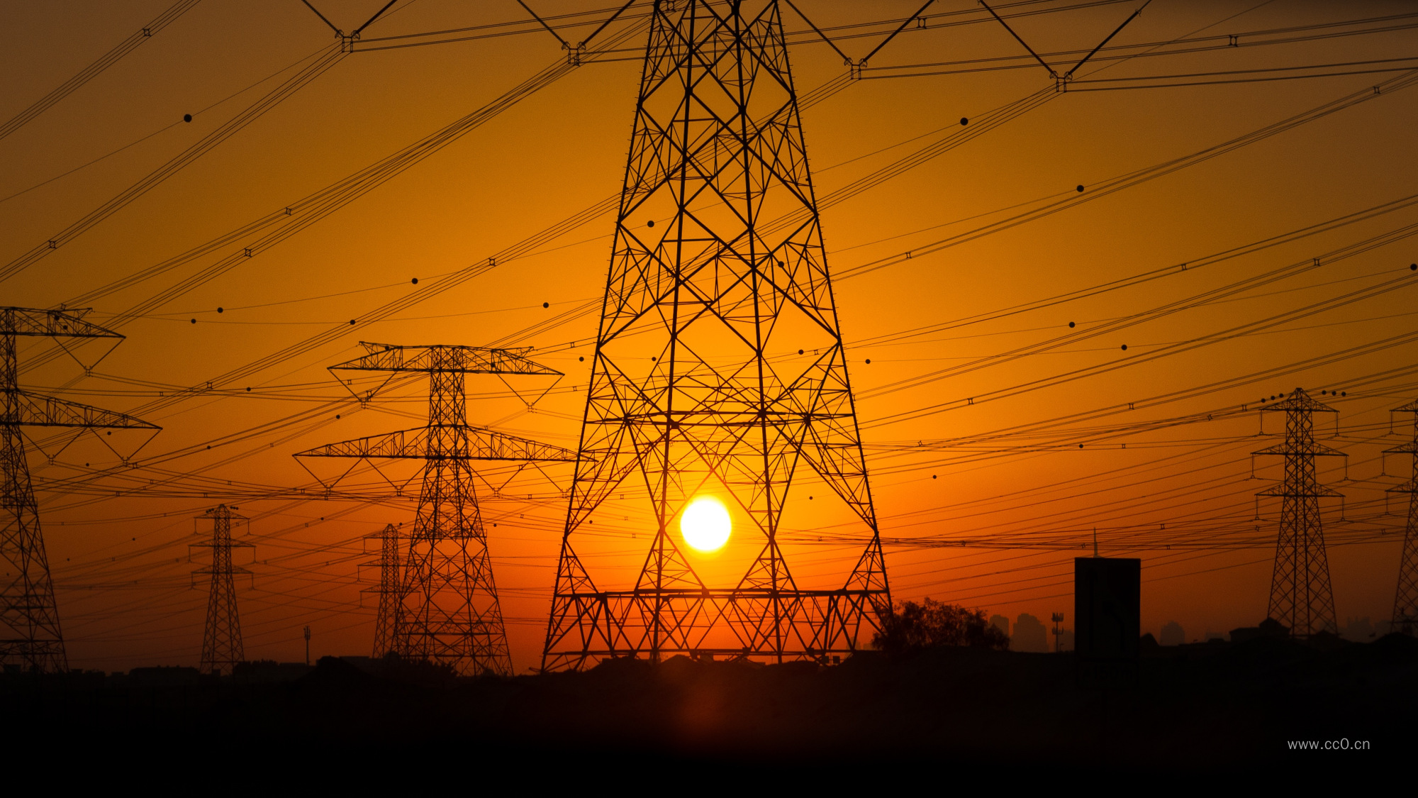 日落黄昏时的高压线铁塔剪影