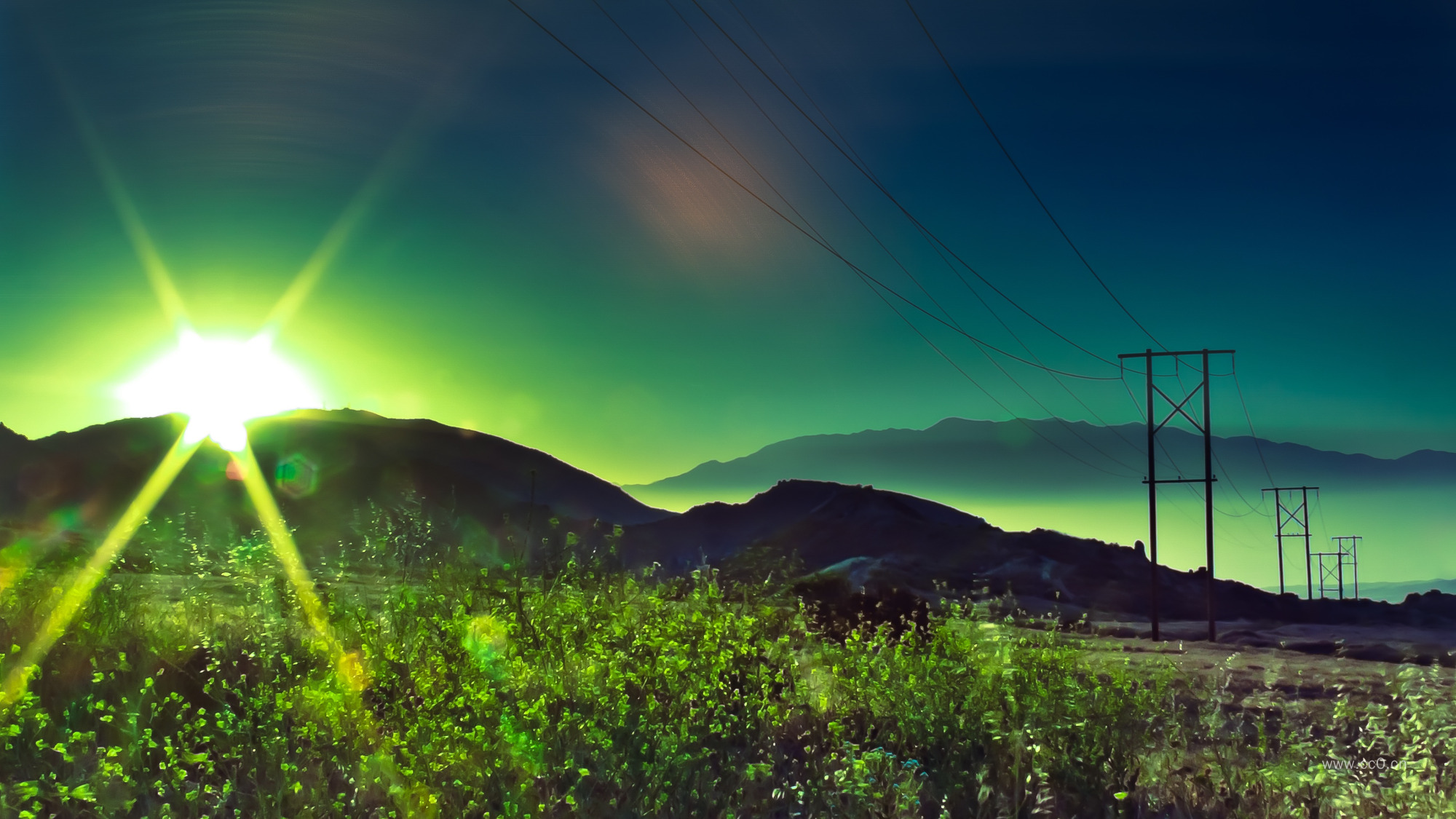 阳光与高压线电线杆的图片