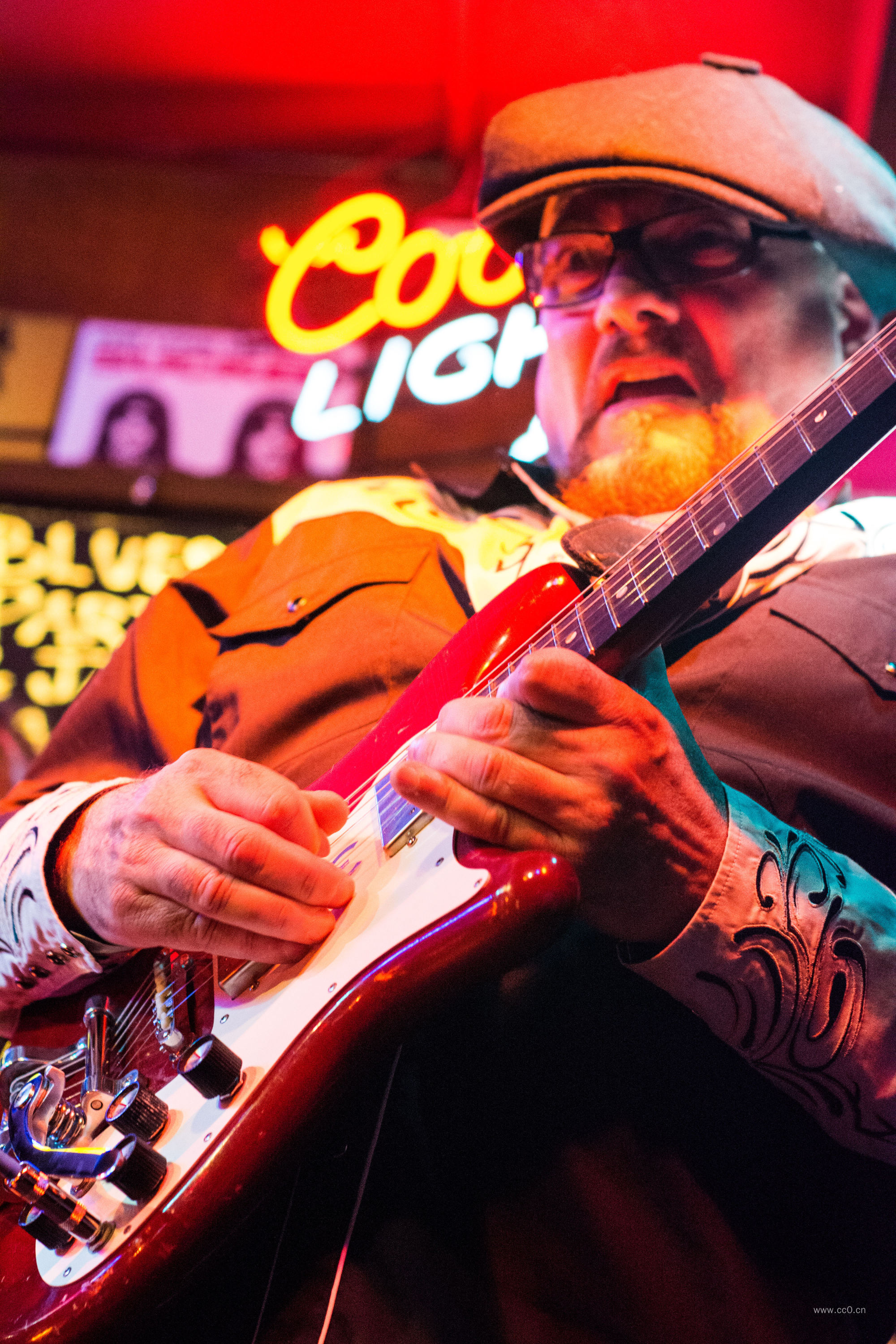 弹吉他的中年男子