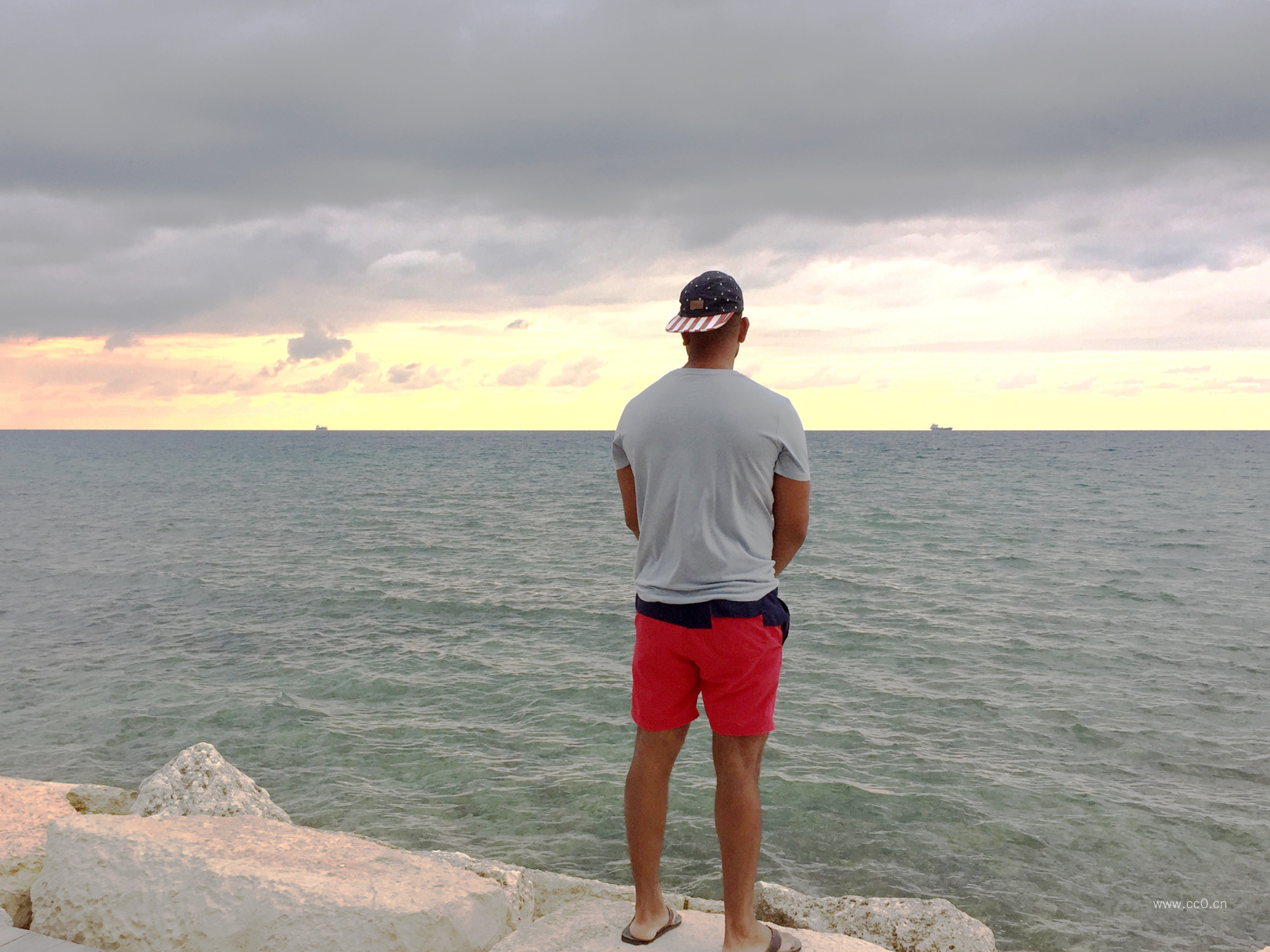 站在海边的男人背影