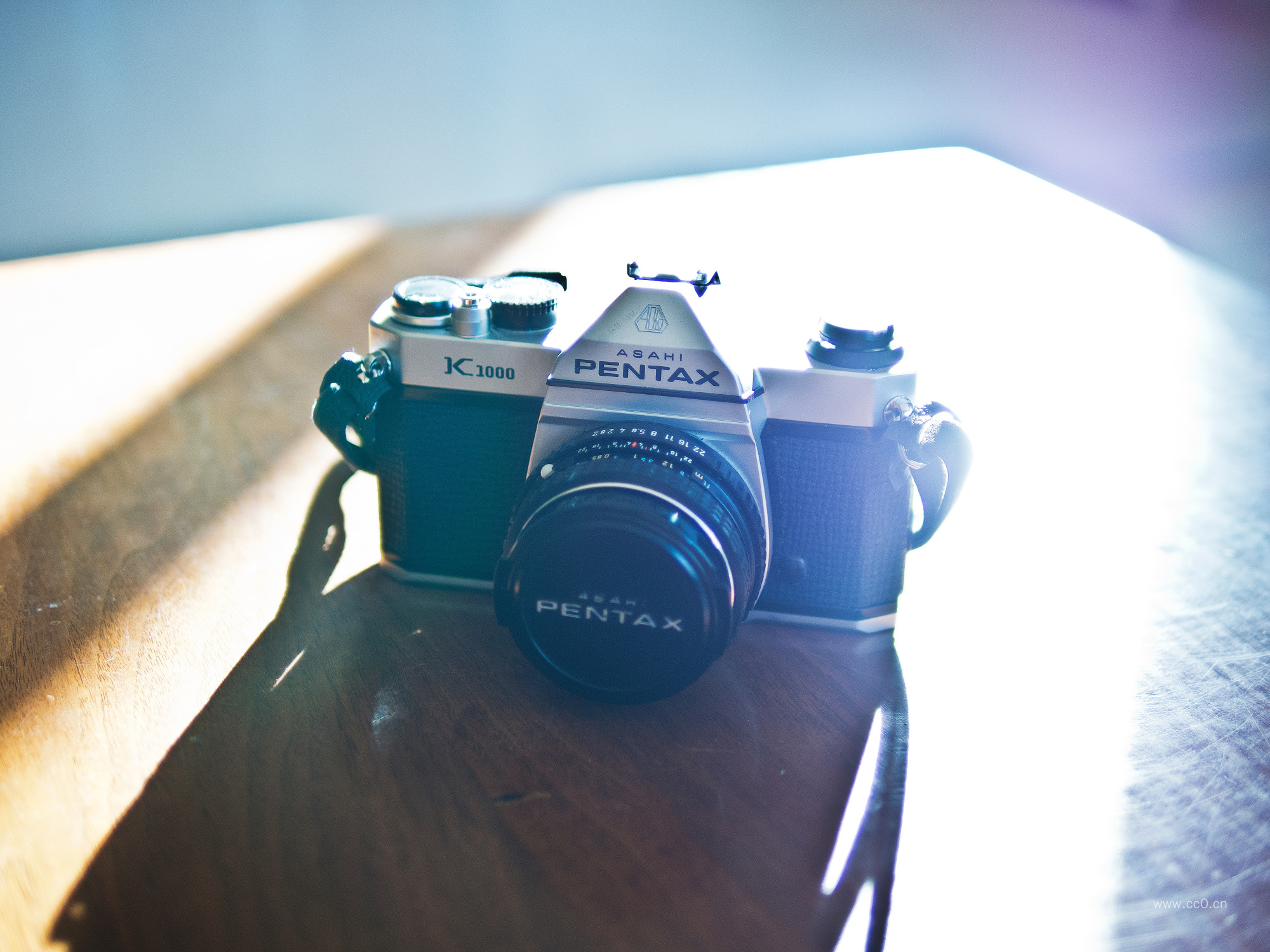 灯光下的单反相机