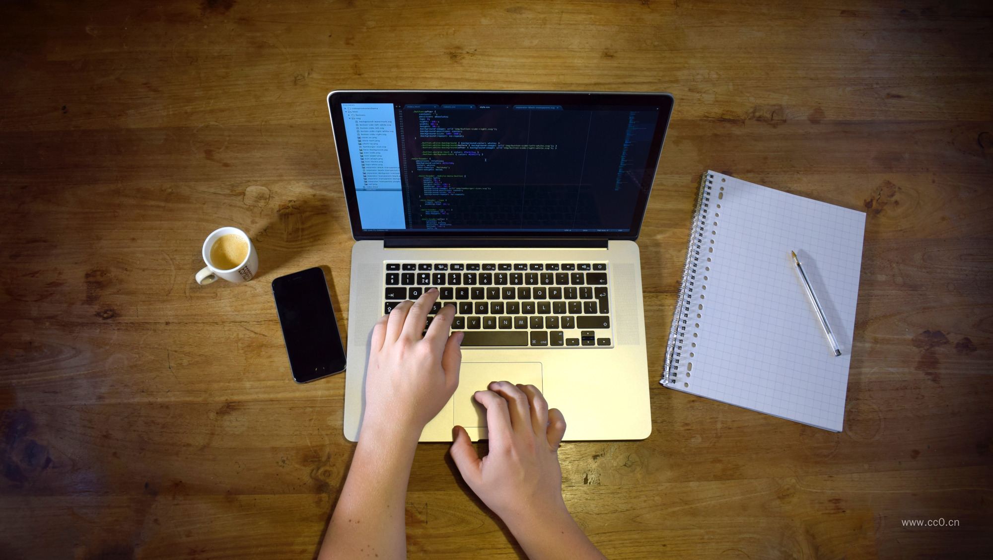 使用笔记本电脑的手图片