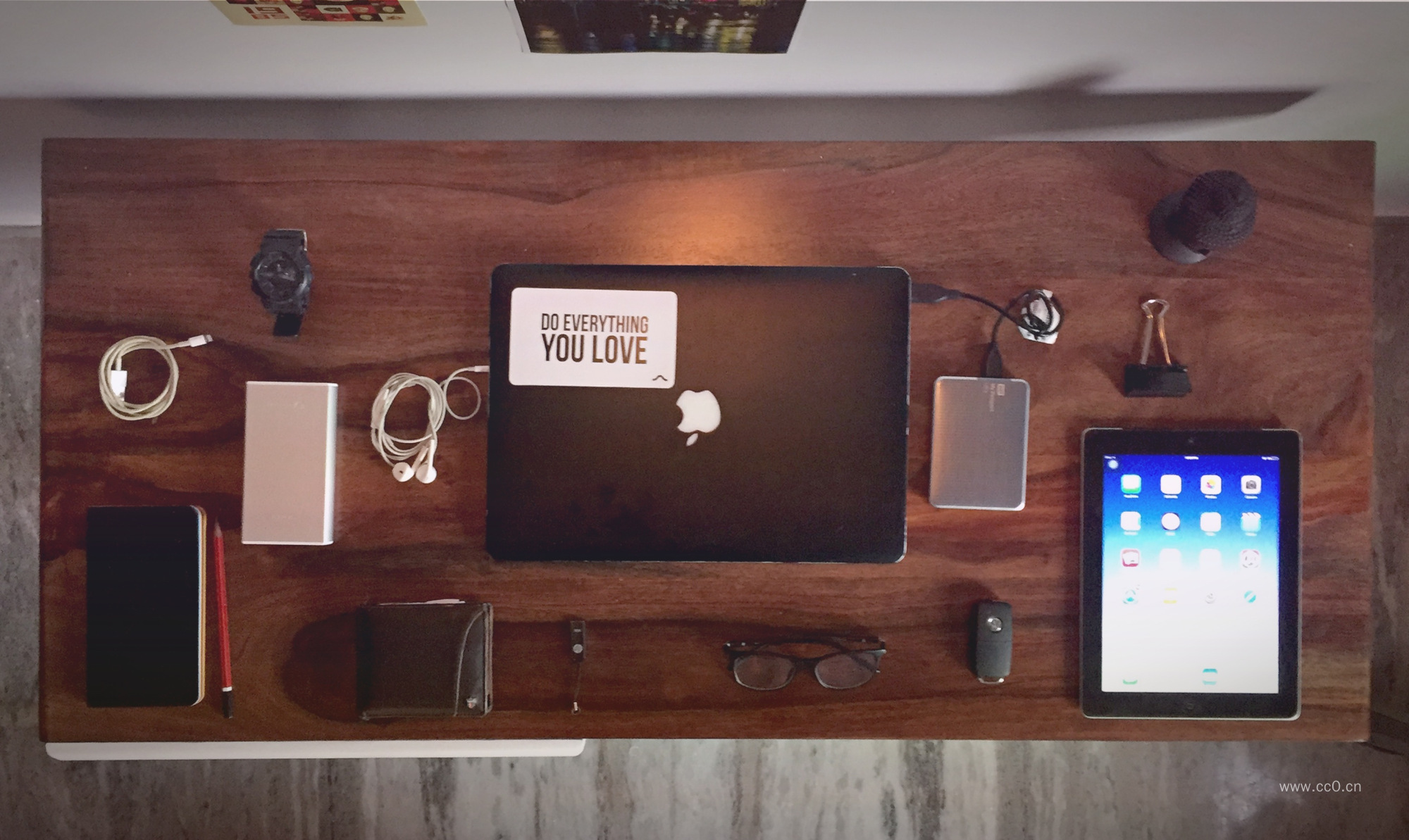 办公桌上的笔记本电脑与电子产品静物图片