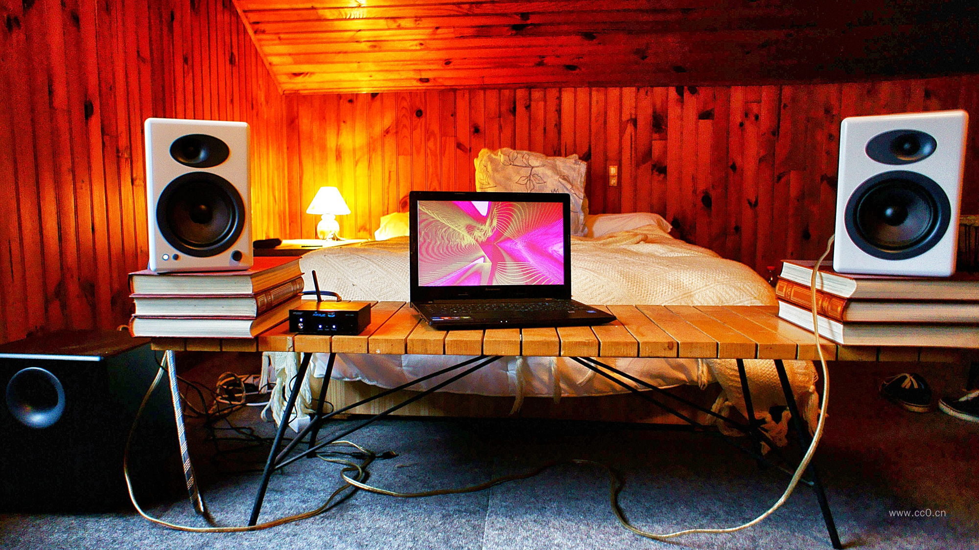 卧室桌面上的笔记本电脑与音响图片