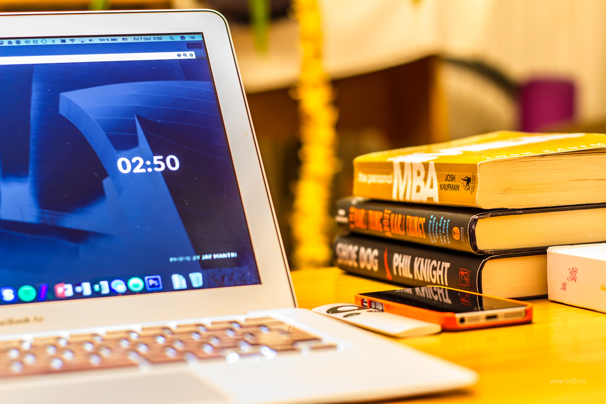 桌面上的笔记本电脑与书籍图片