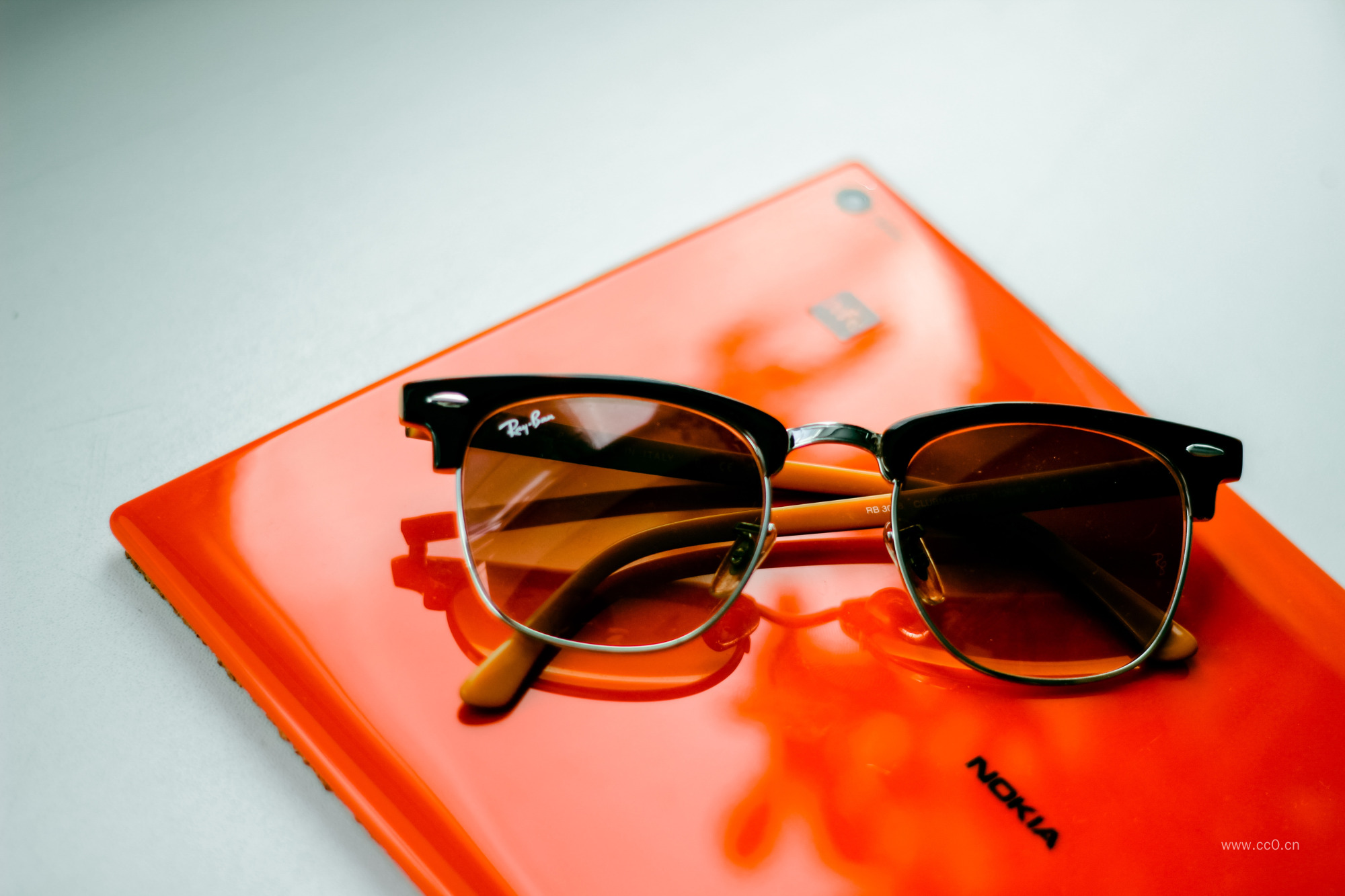 笔记本电脑上的墨镜图片