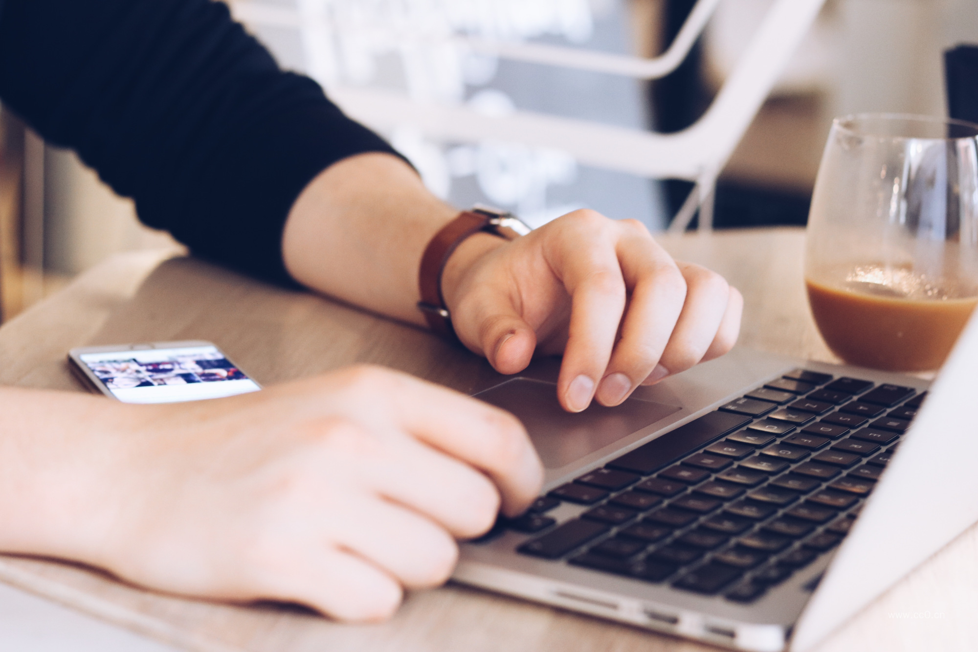 笔记本键盘与手的工作图片