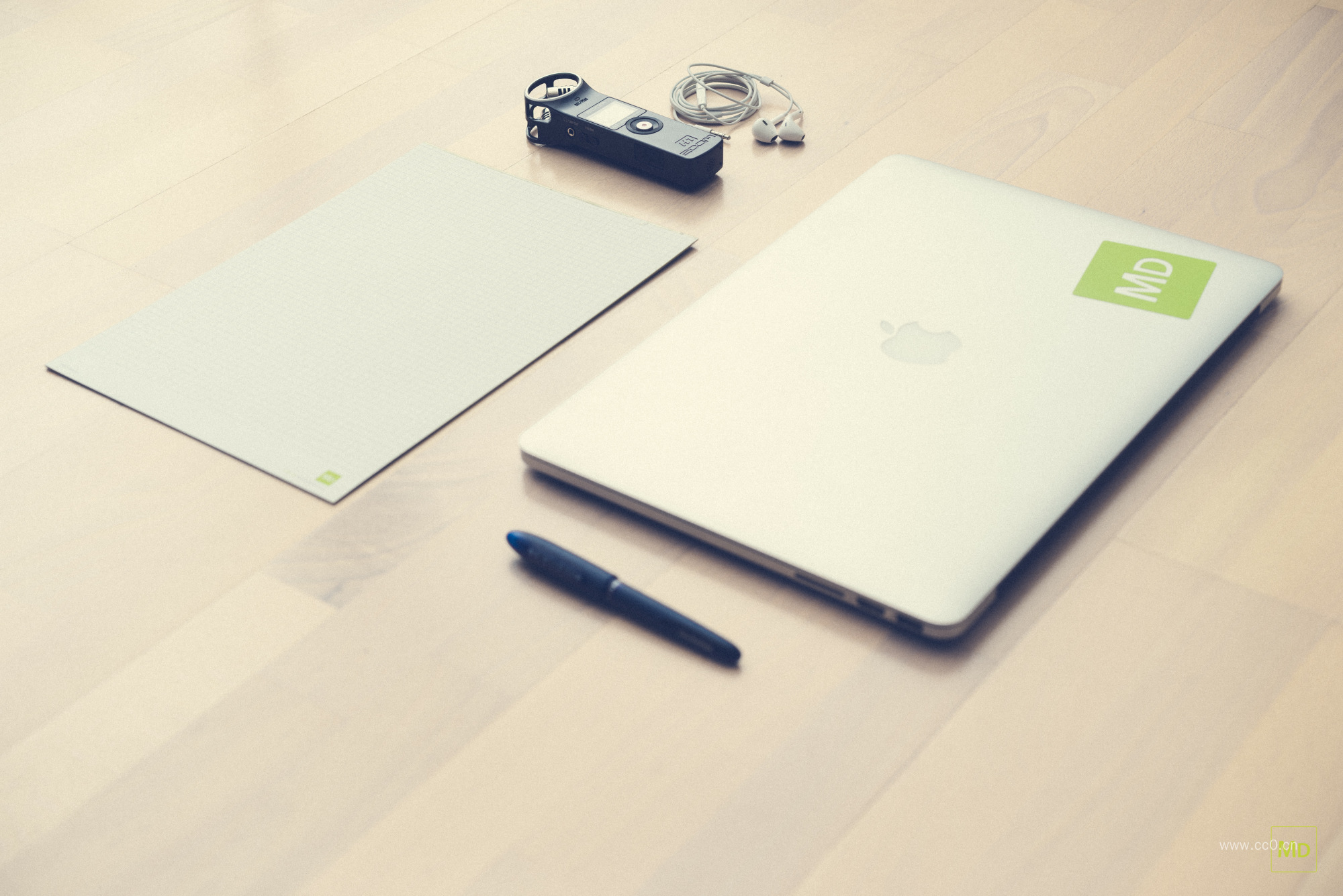 纸张与钢笔及笔记本电脑的静物图片