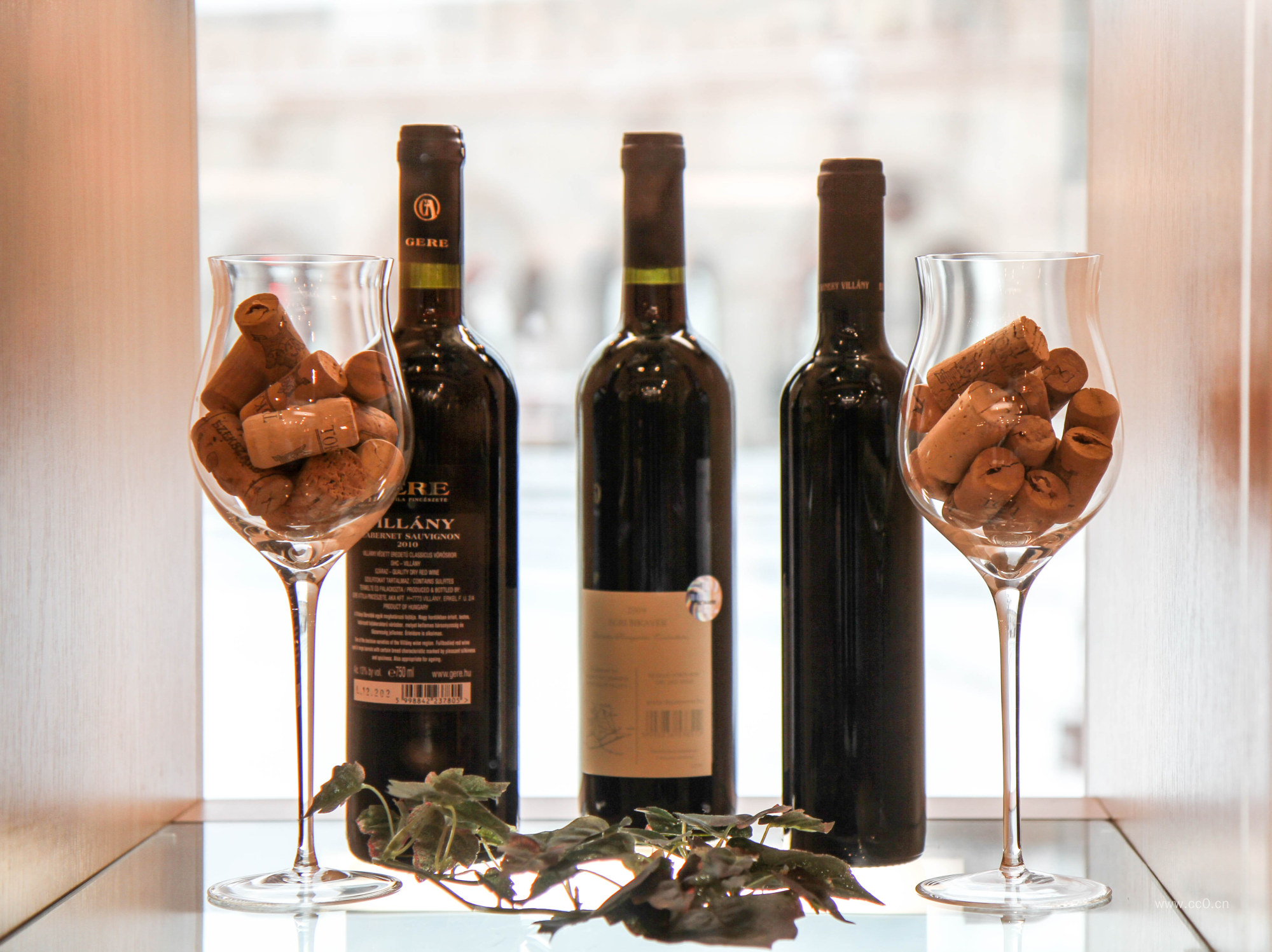 红酒与酒杯图片