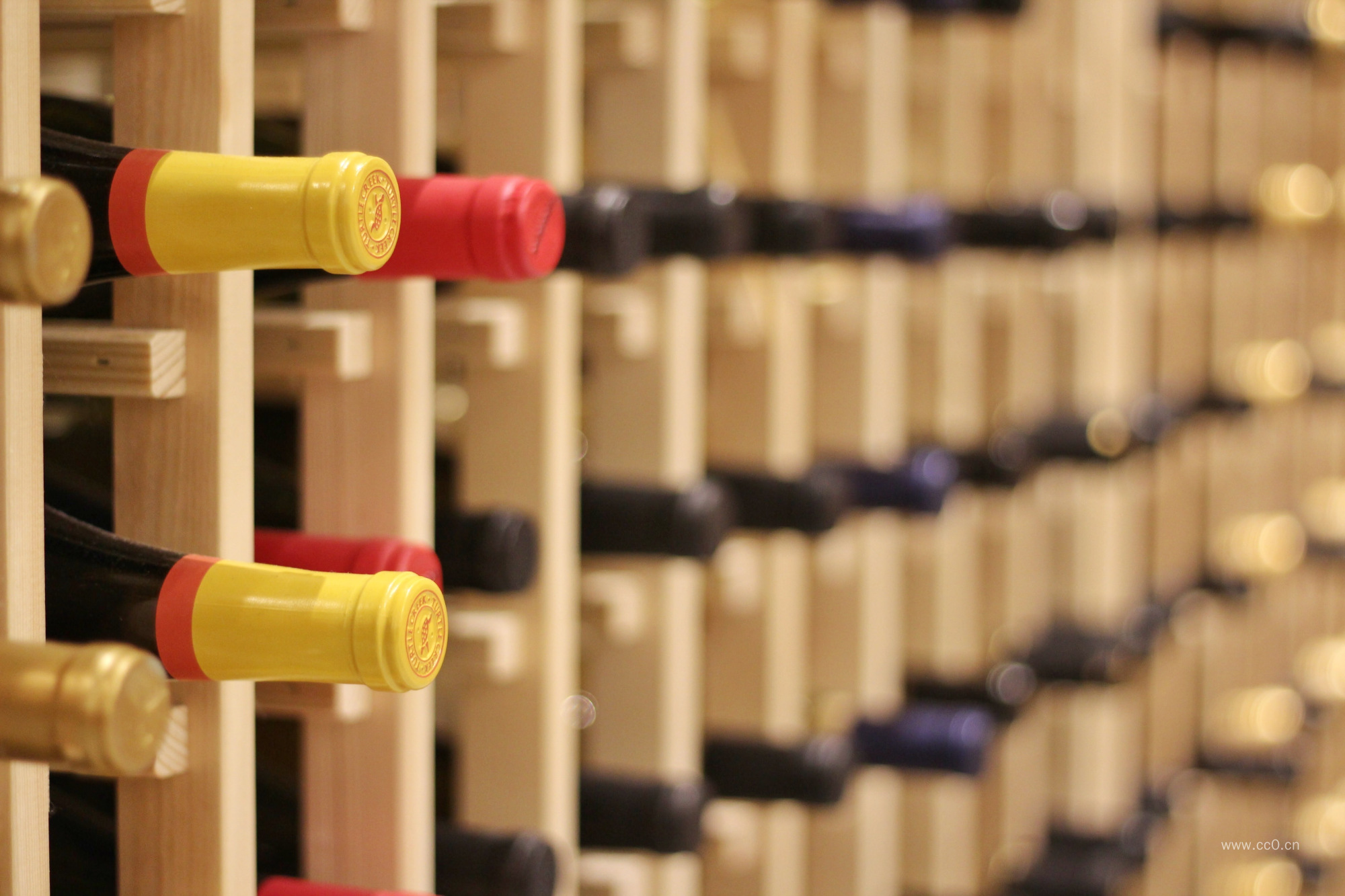 红酒架与红酒图片