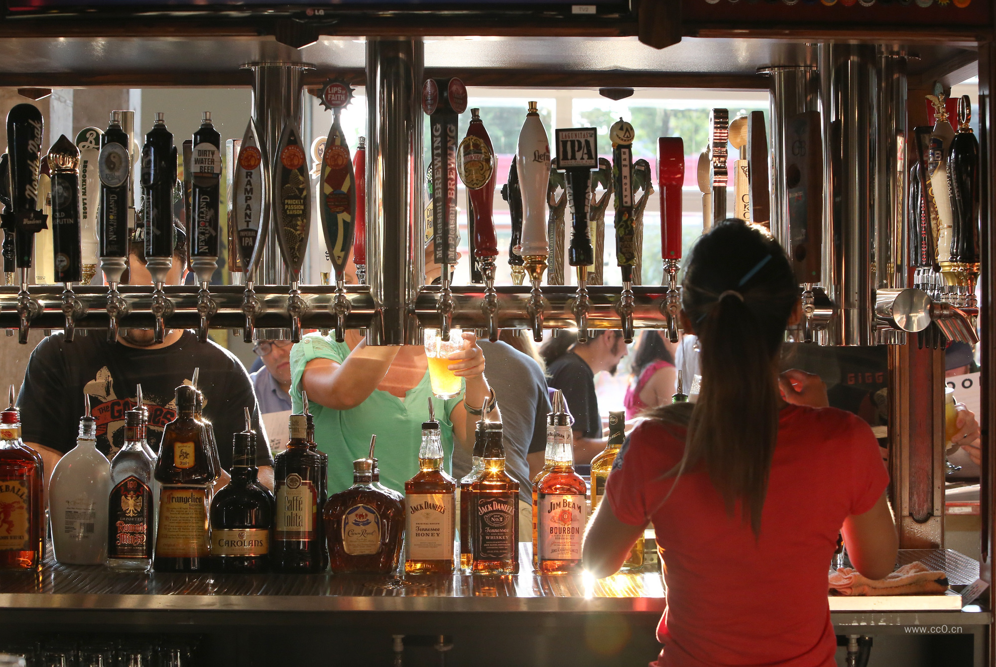 酒吧的女生背影与人群