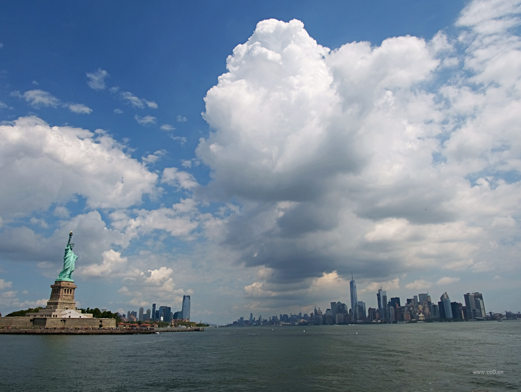 白云下的美国纽约自由女神像