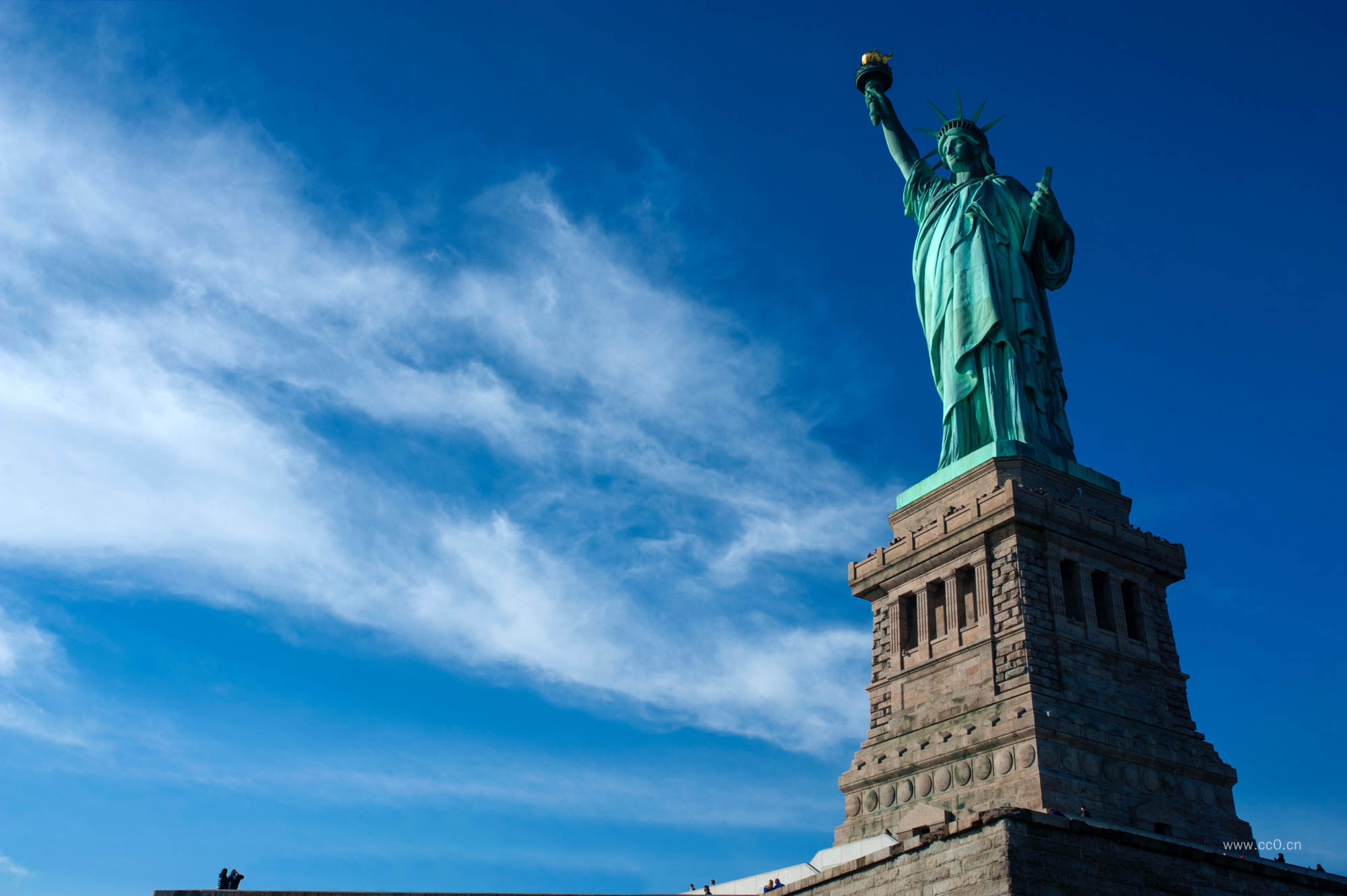 美国自由女神像与蓝天白云的图片