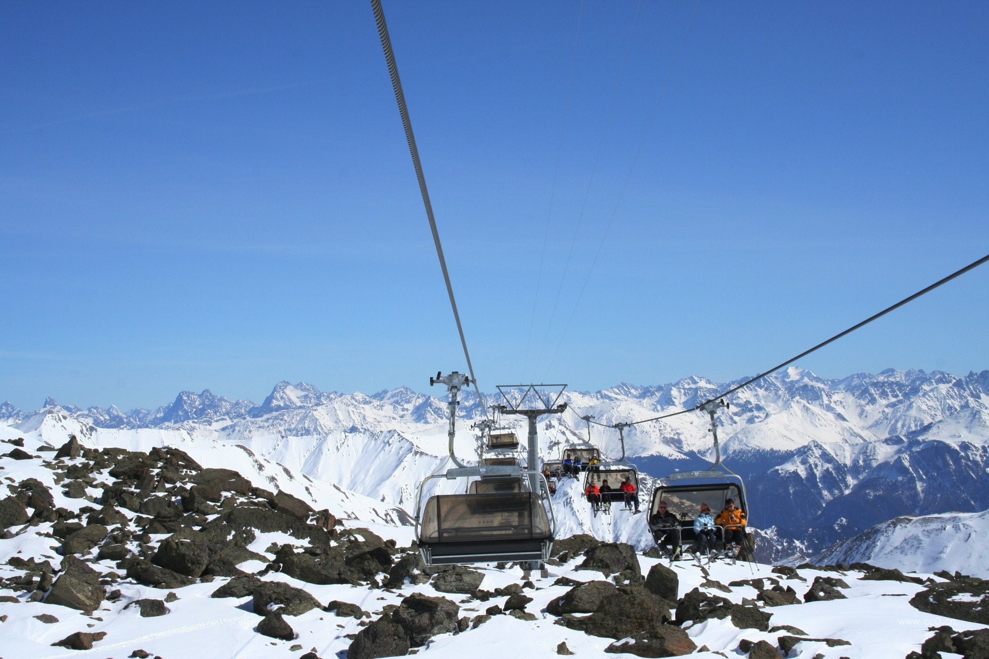 瑞士雪山的观光缆车图片