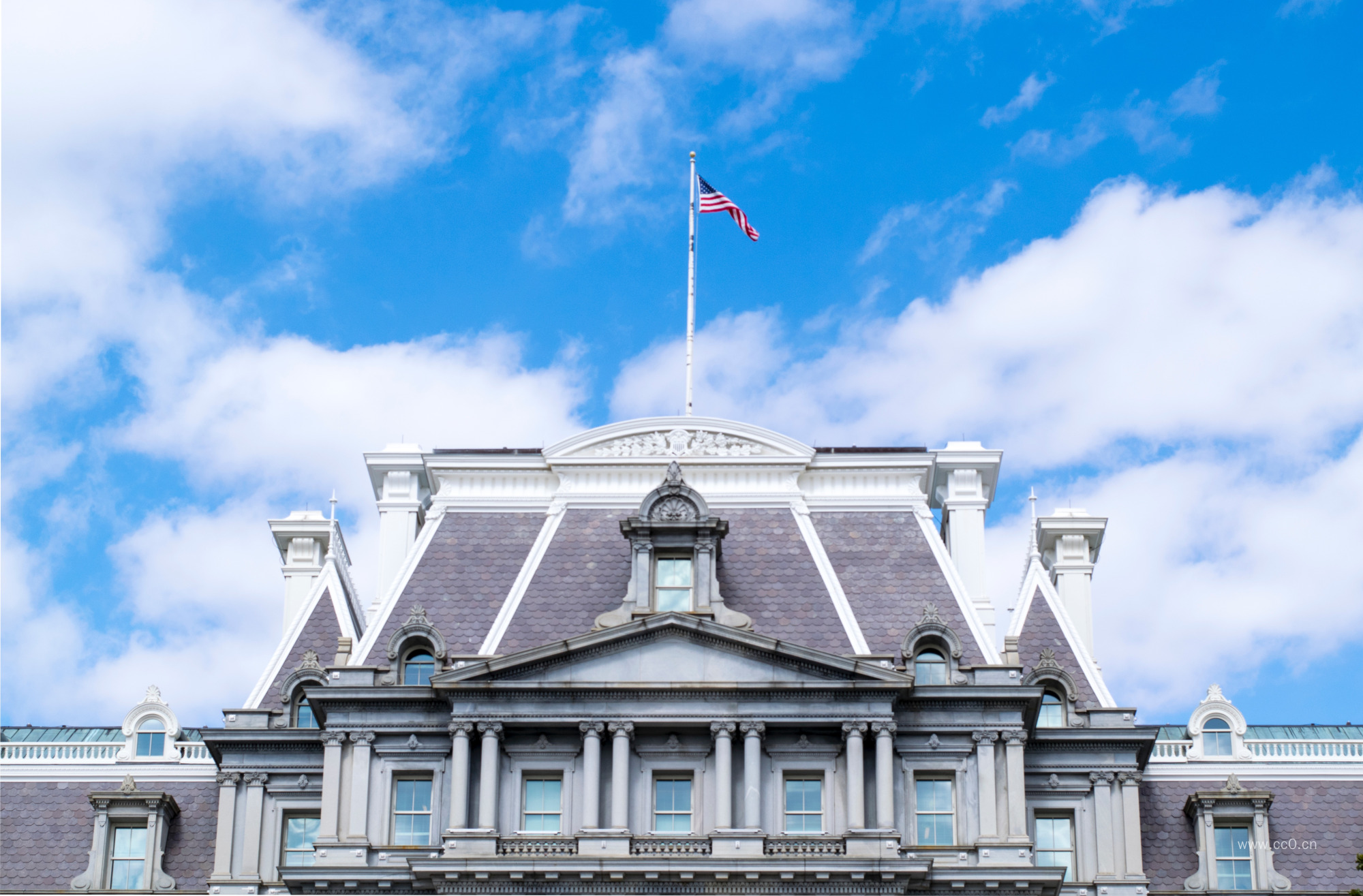 欧式建筑与房顶的旗帜