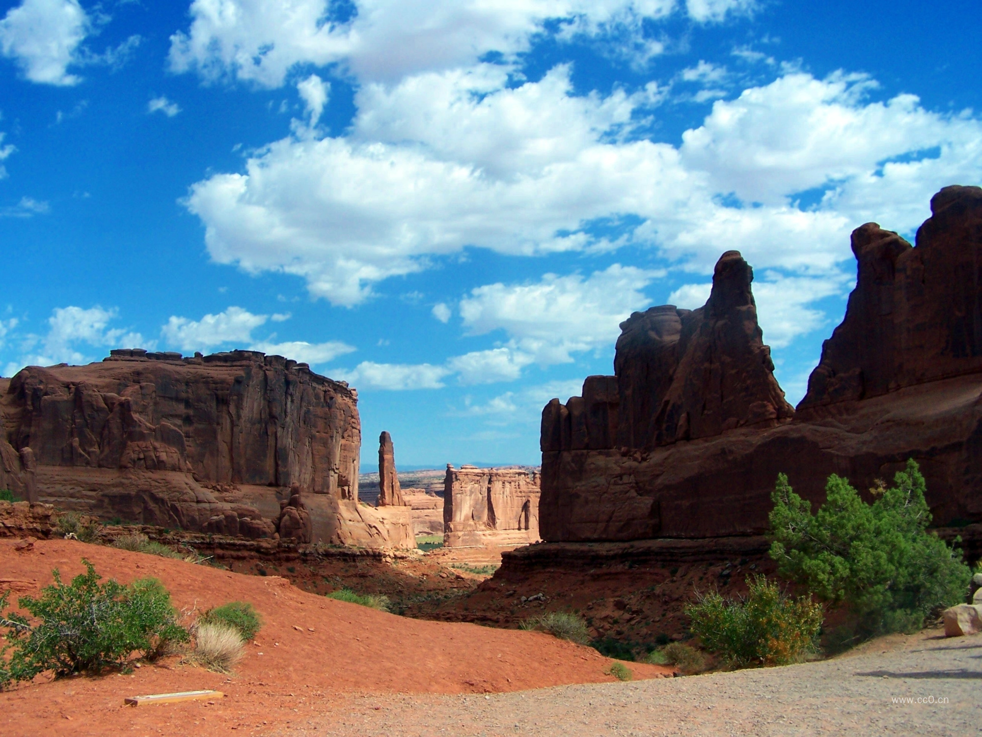 蓝天白云下的峡谷图片