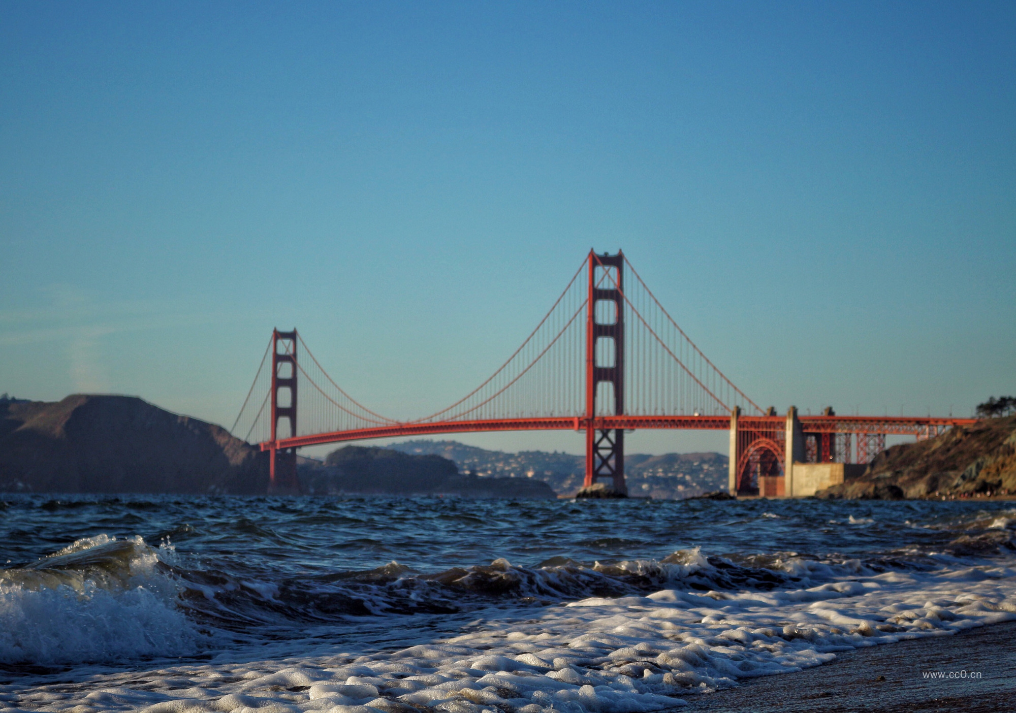 金门大桥与大海波浪图片