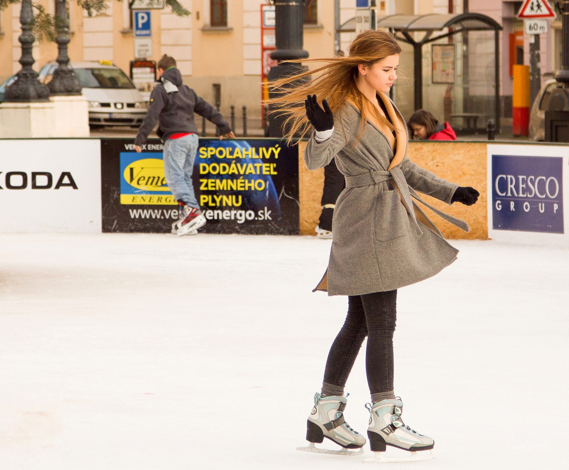 溜冰场溜冰的美女运动人物