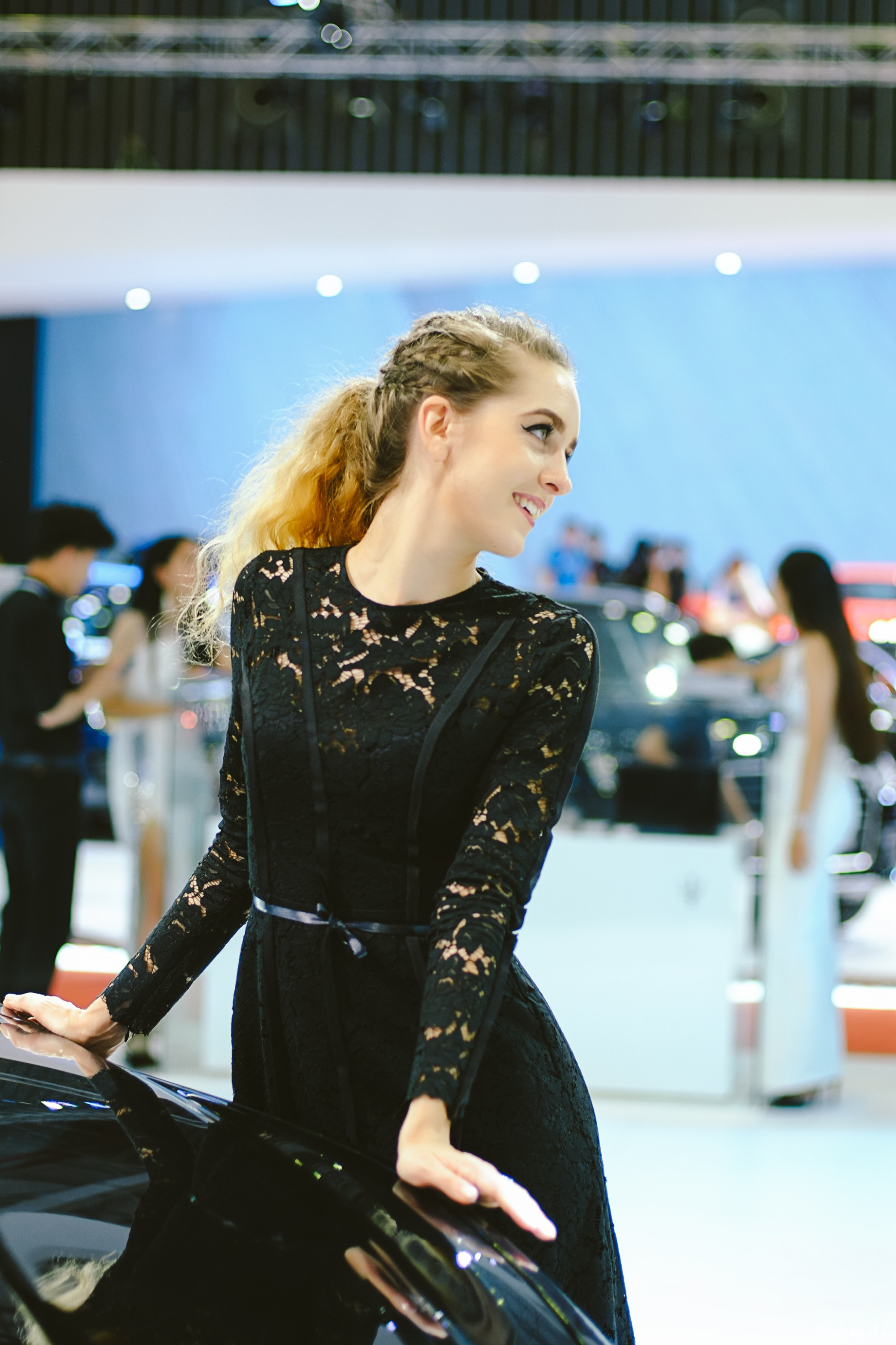 穿着黑色连衣裙欢笑的美女人物