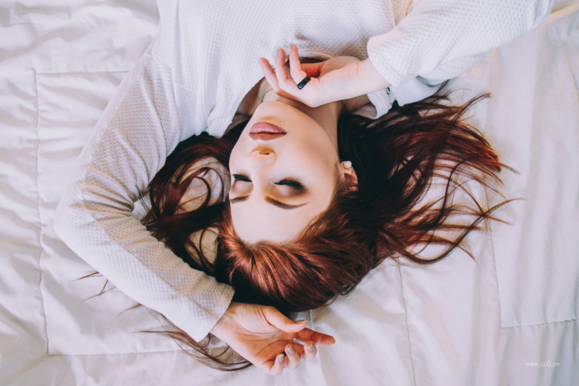 躺着的长发美女