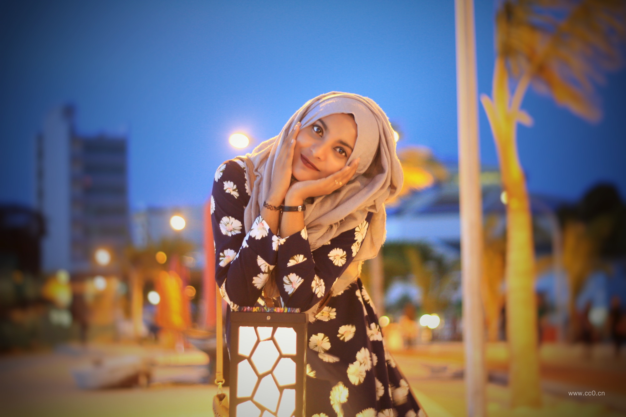 都市夜晚的女人肖像图片