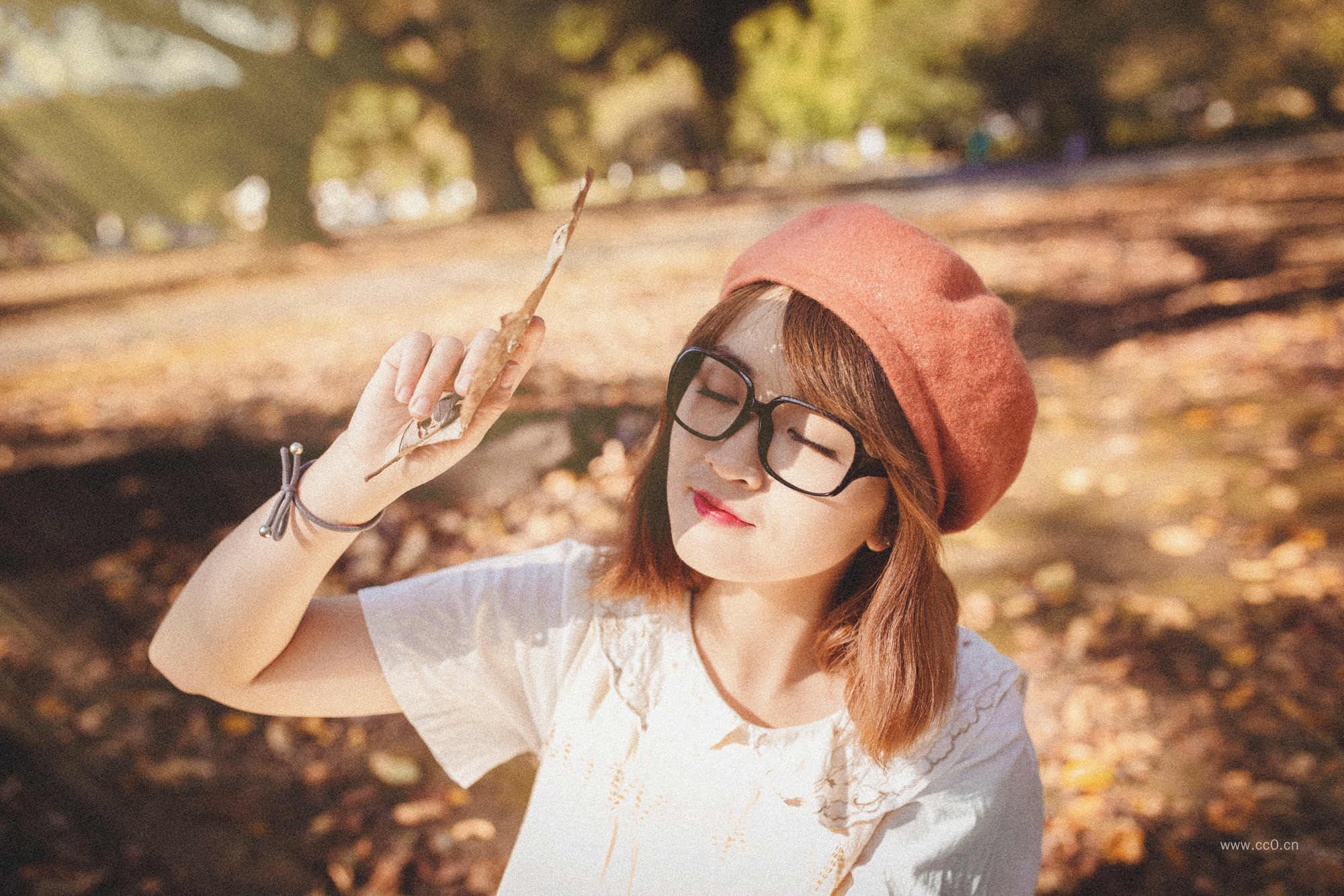 阳光下戴眼镜的美女人物图片