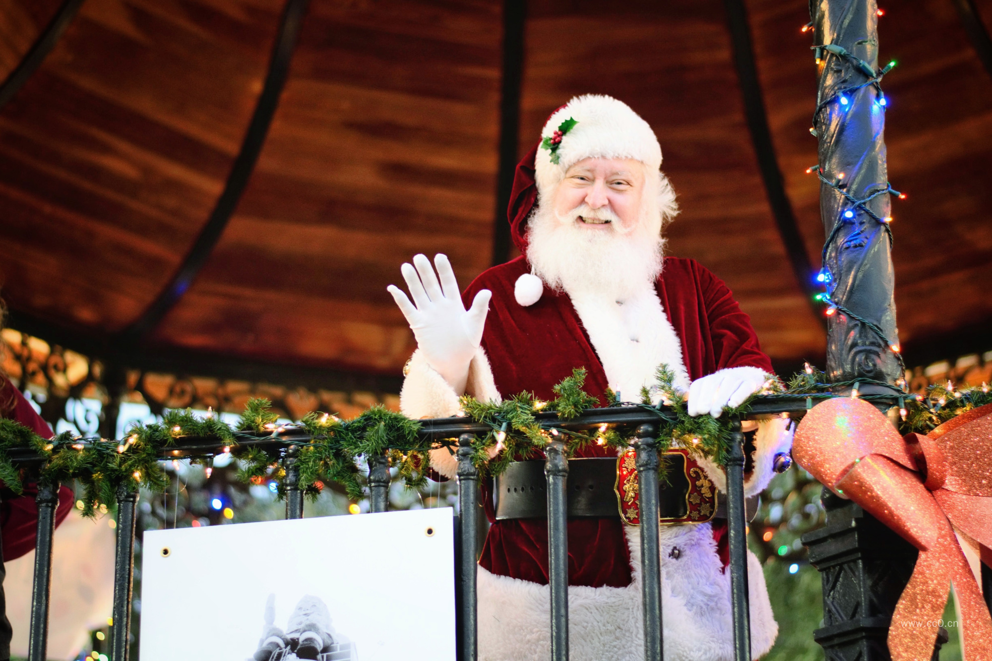 微笑着招手的圣诞老人图片