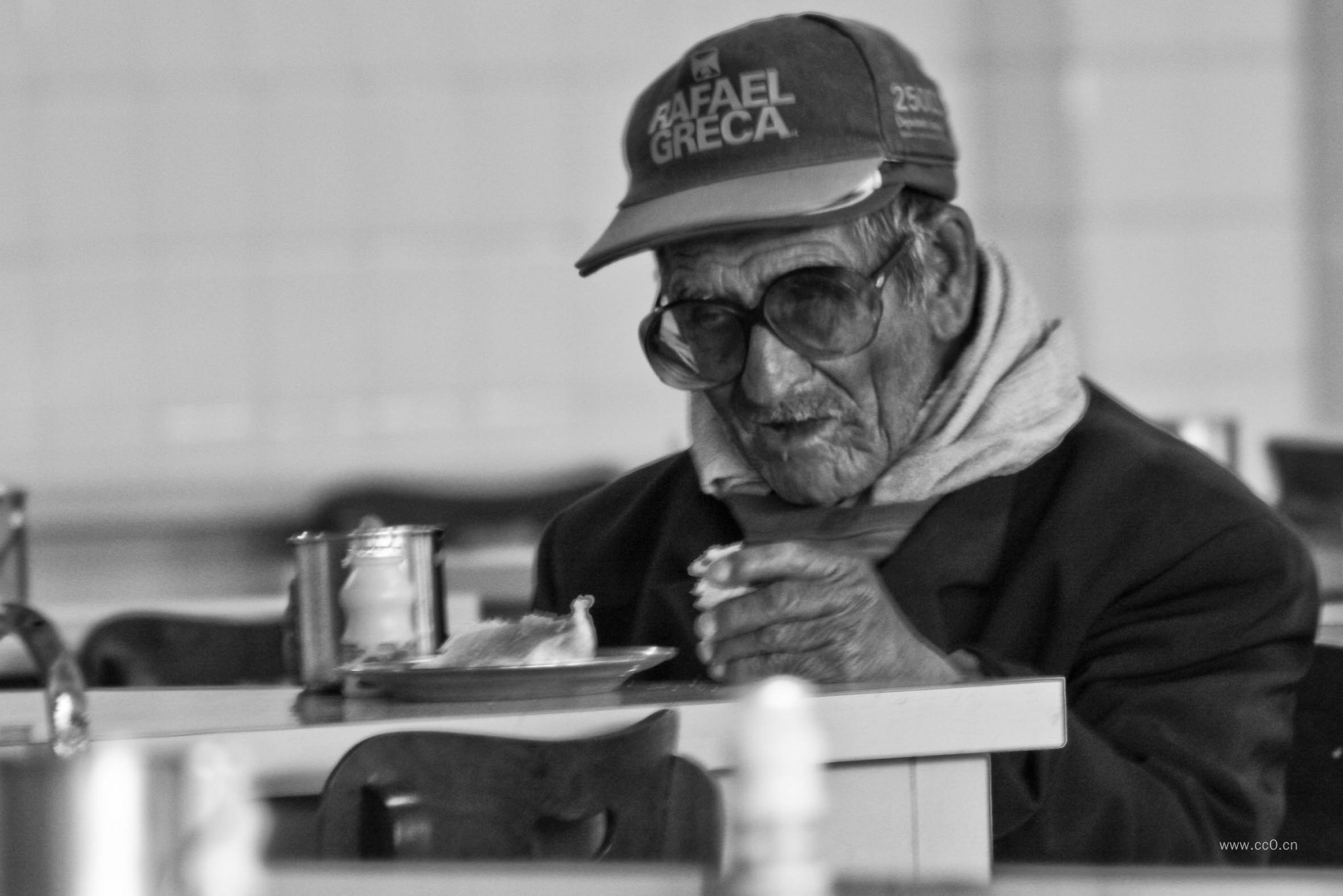 戴着眼镜的老年人物图片