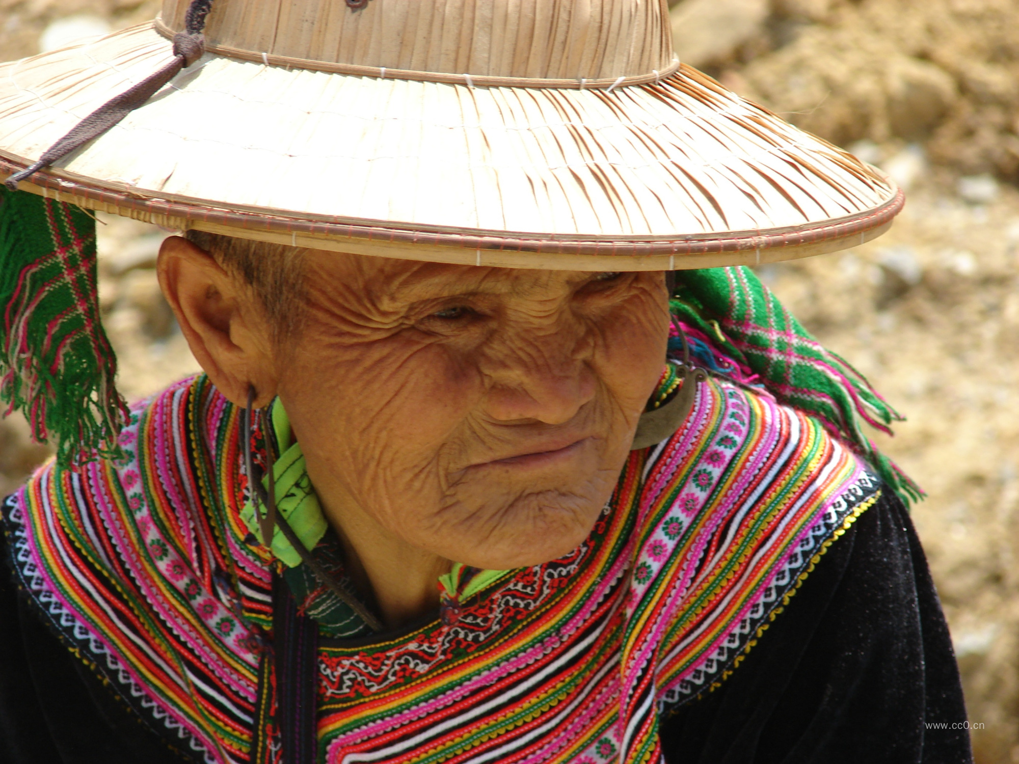 阳光下戴着帽子的老年人