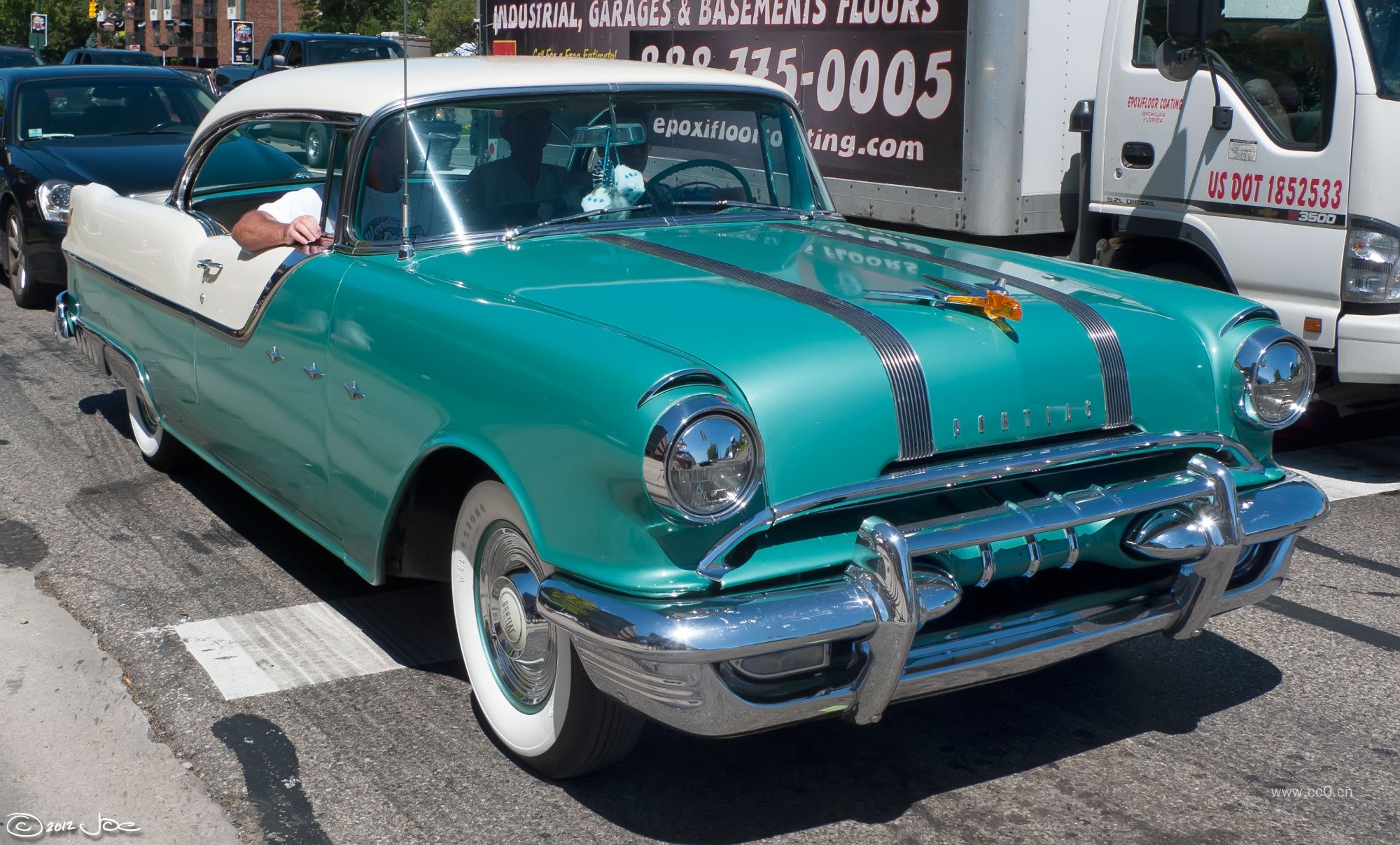 绿色的古典汽车图片