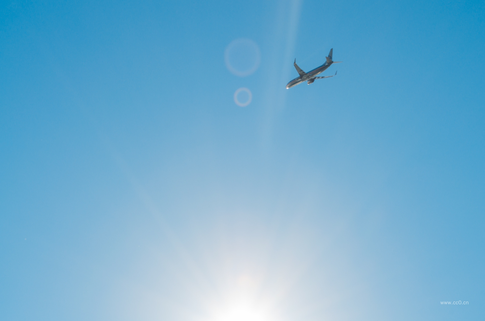 天空飞行的飞机背景图片