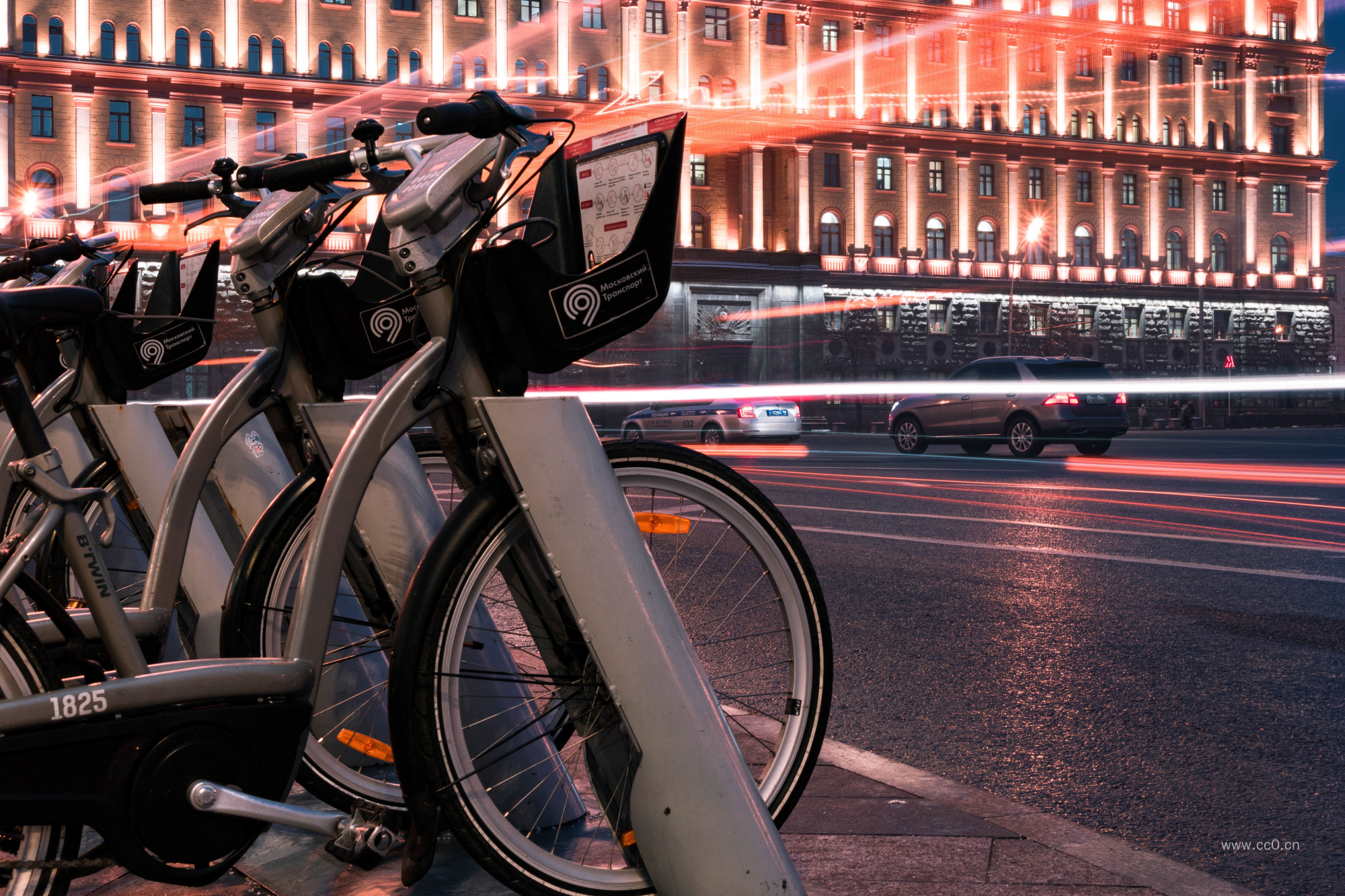 夜晚城市到路边的共享单车