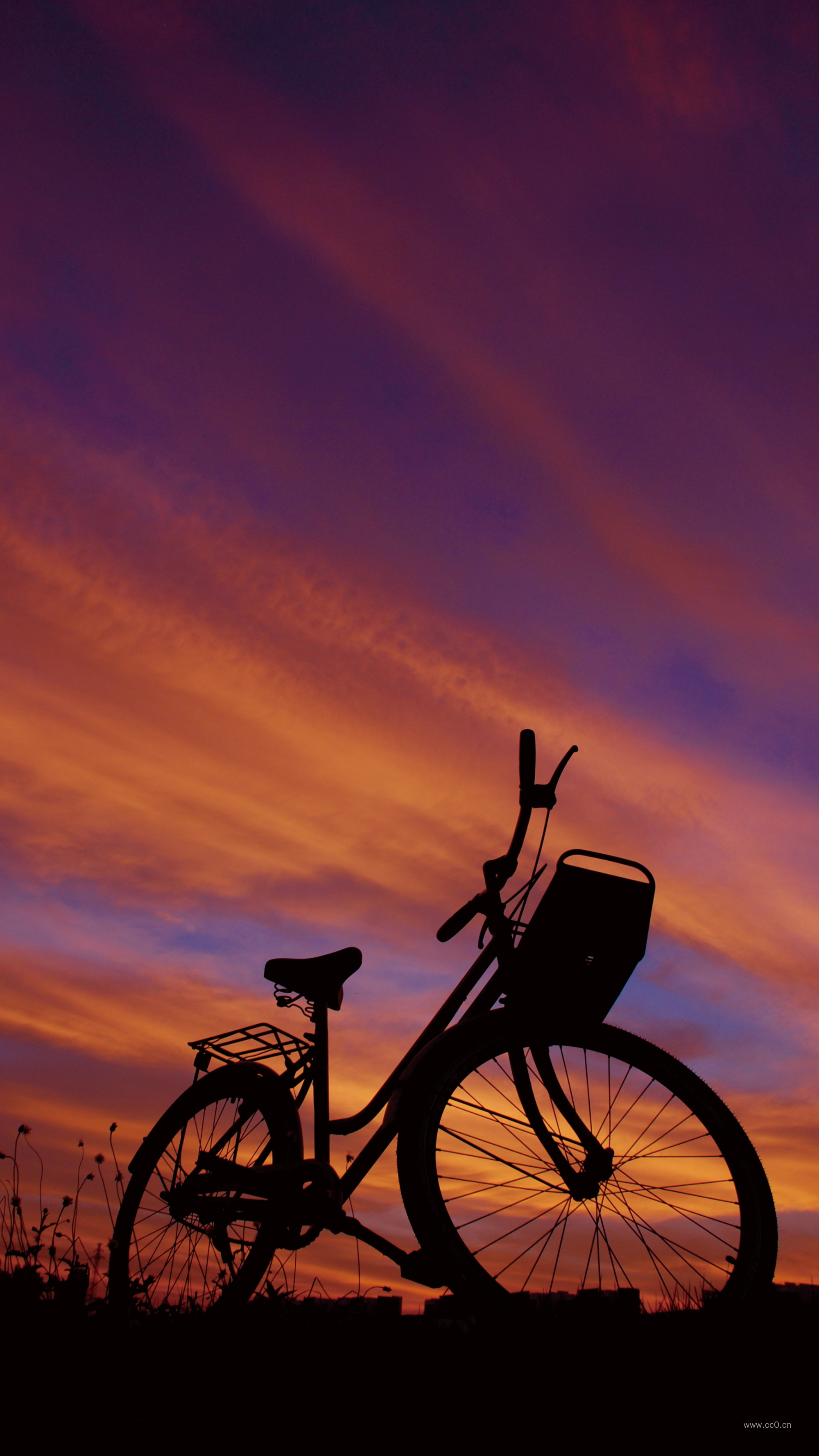 晚霞云彩与自行车剪影