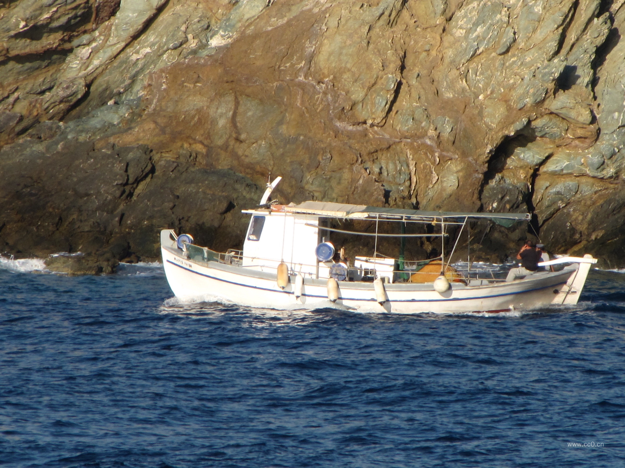 小船船只与岩石图片