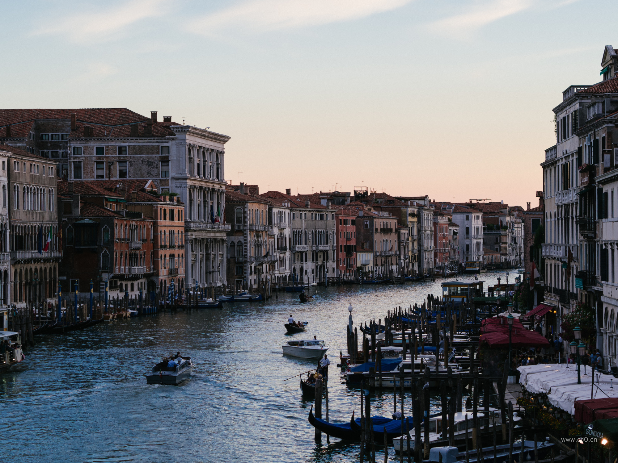 欧洲运河河岸的小船与建筑物