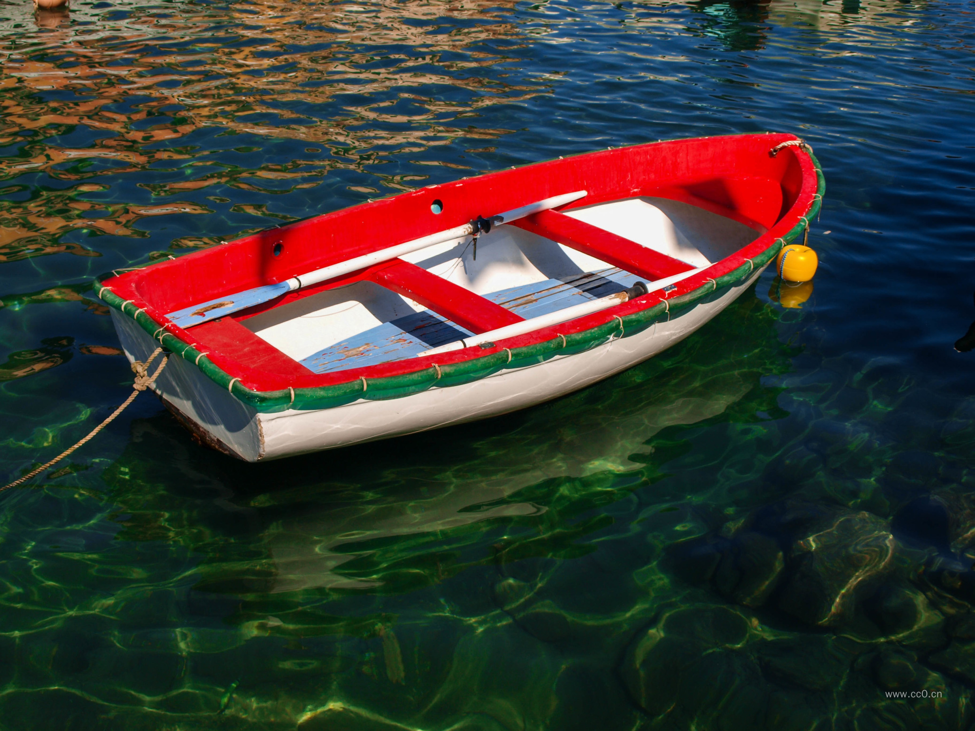 水面的小船图片