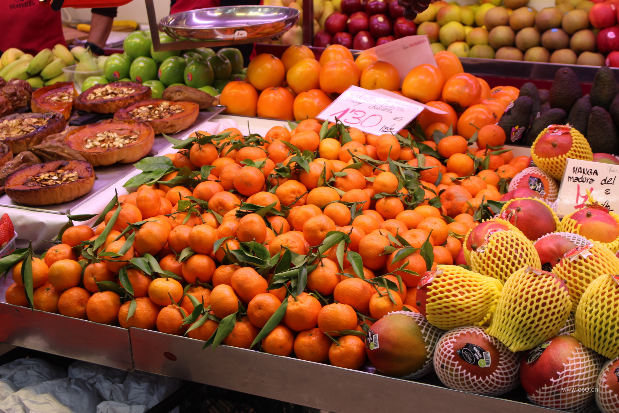 水果摊的橘子与苹果