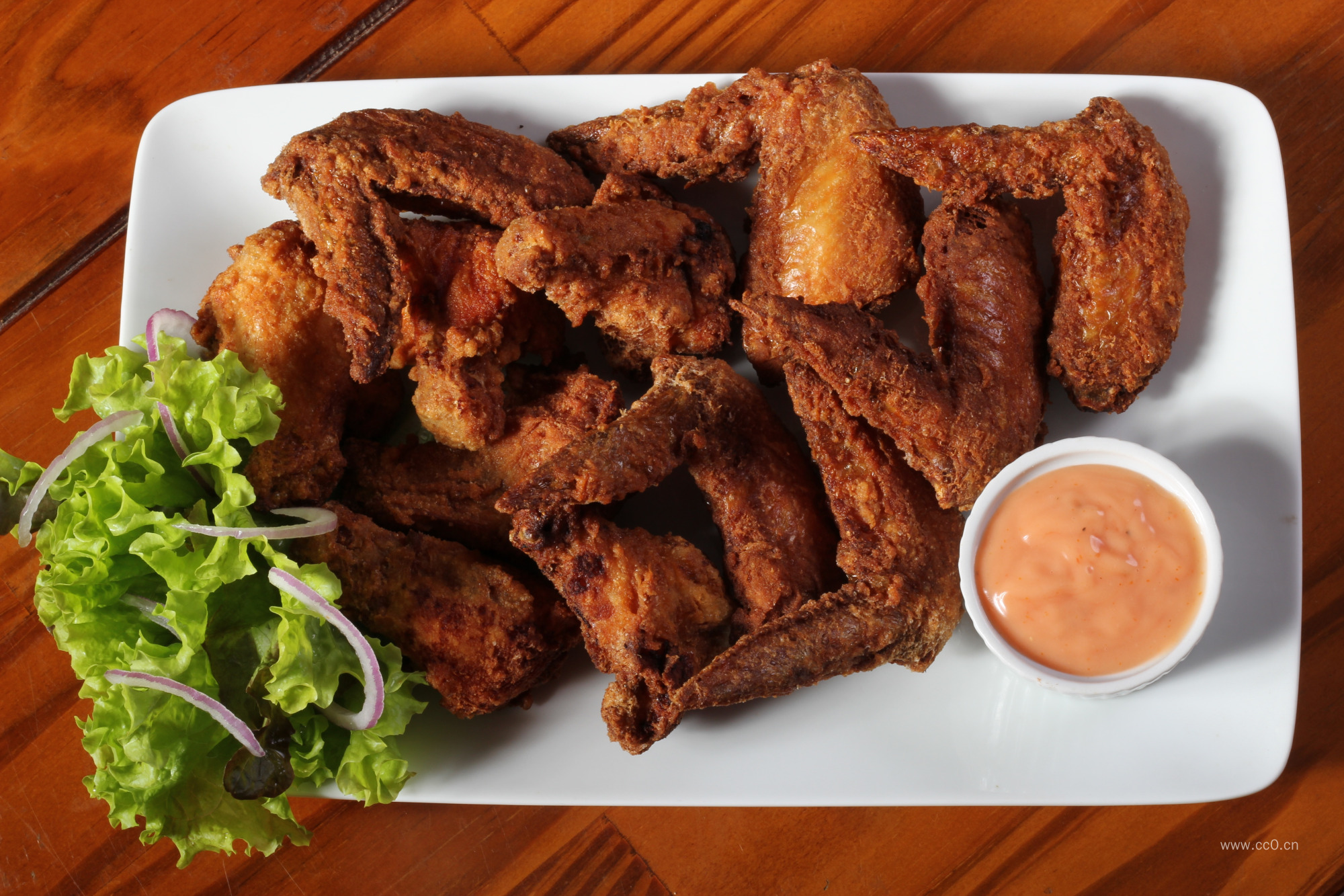 盘子中的油炸鸡翅图片