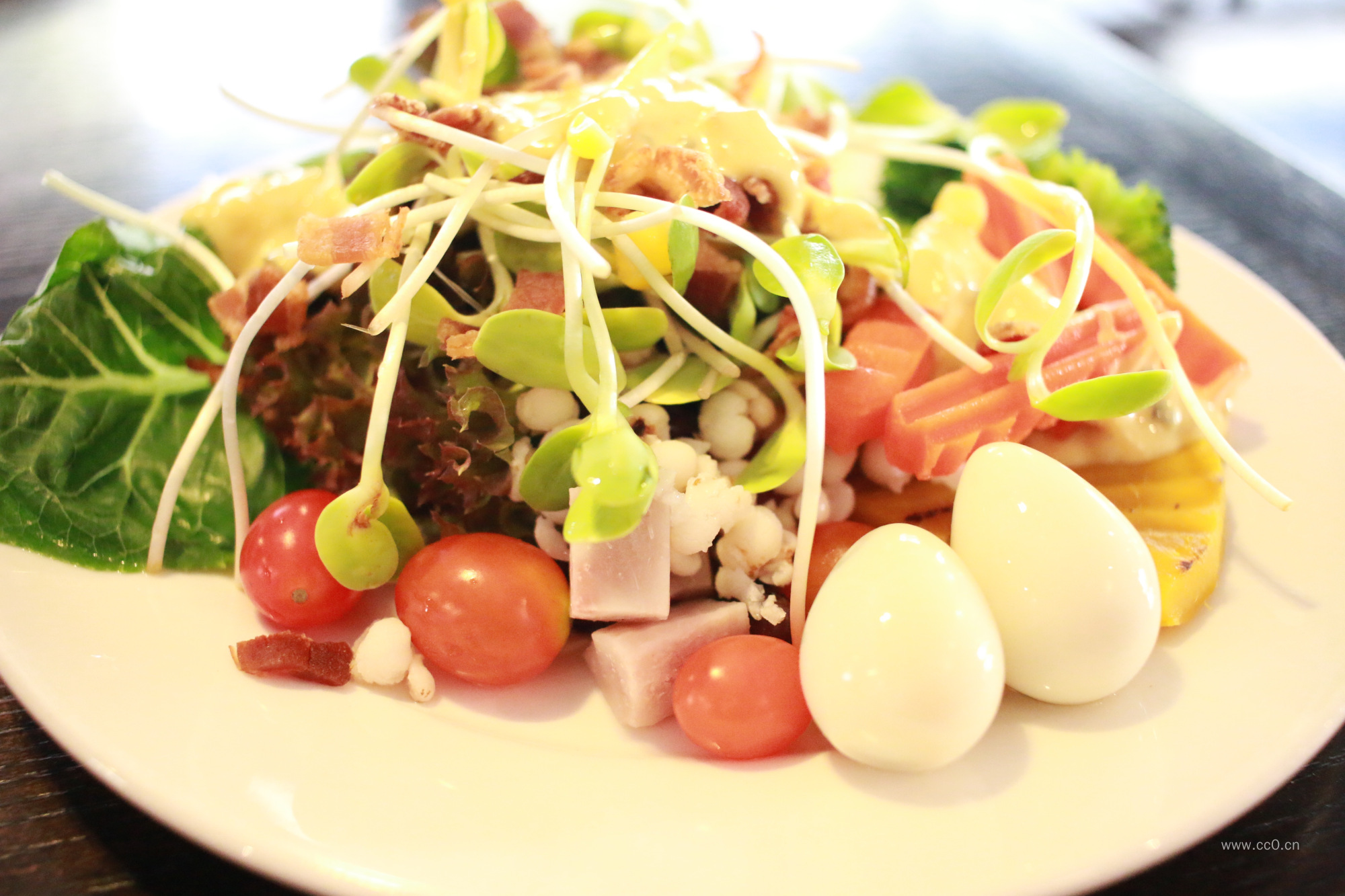 盘子里的菜品食物图片