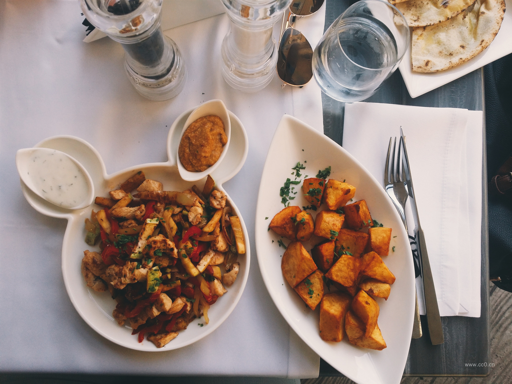 盘子里的食物美食菜品图片